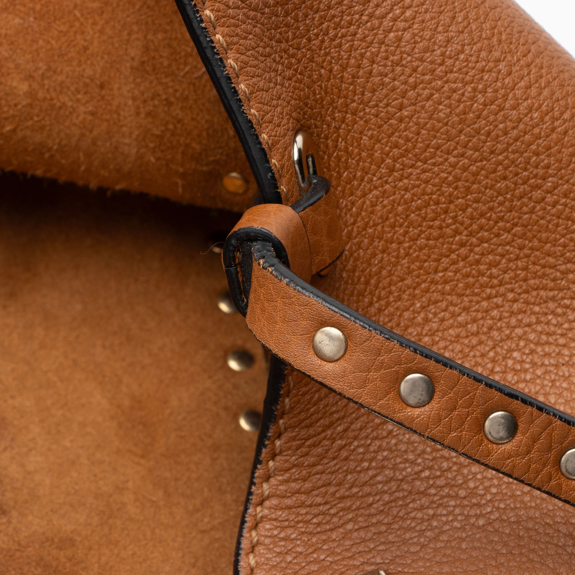 Valentino Grainy Calfskin Rockstud Medium Tote (SHF-7UH6kc)