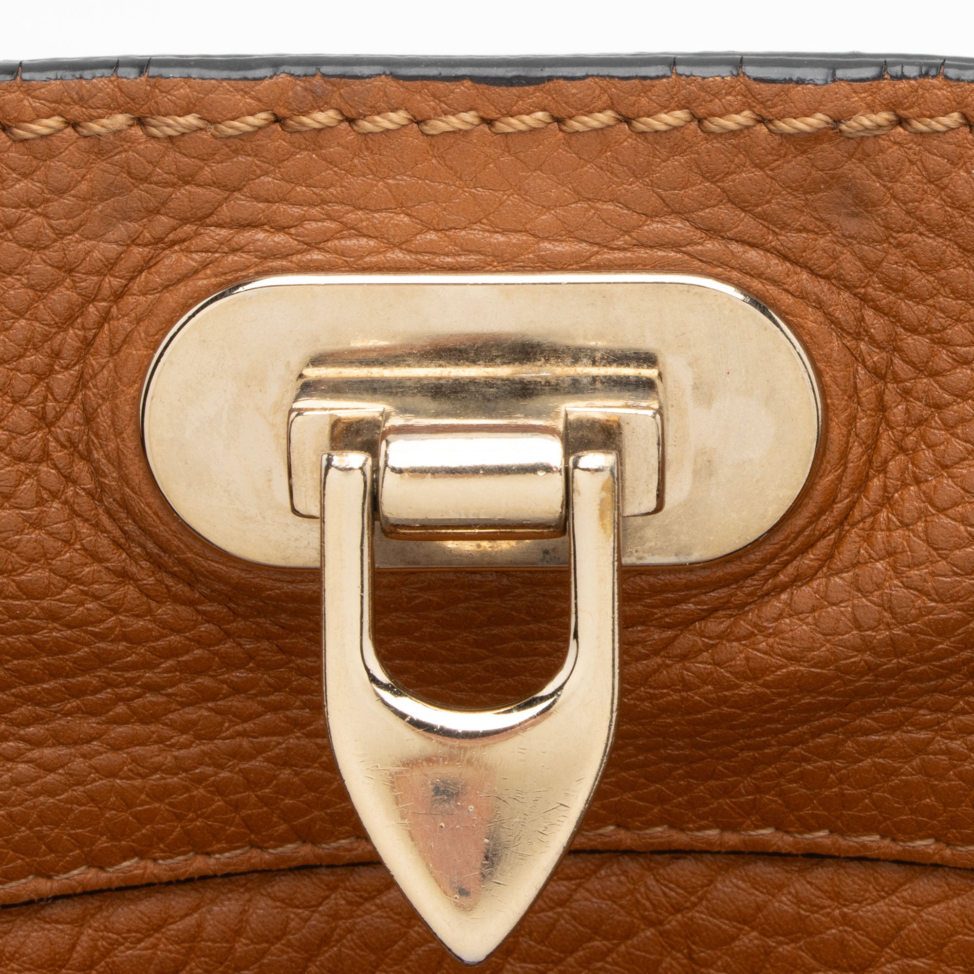 Valentino Grainy Calfskin Rockstud Medium Tote (SHF-7UH6kc)