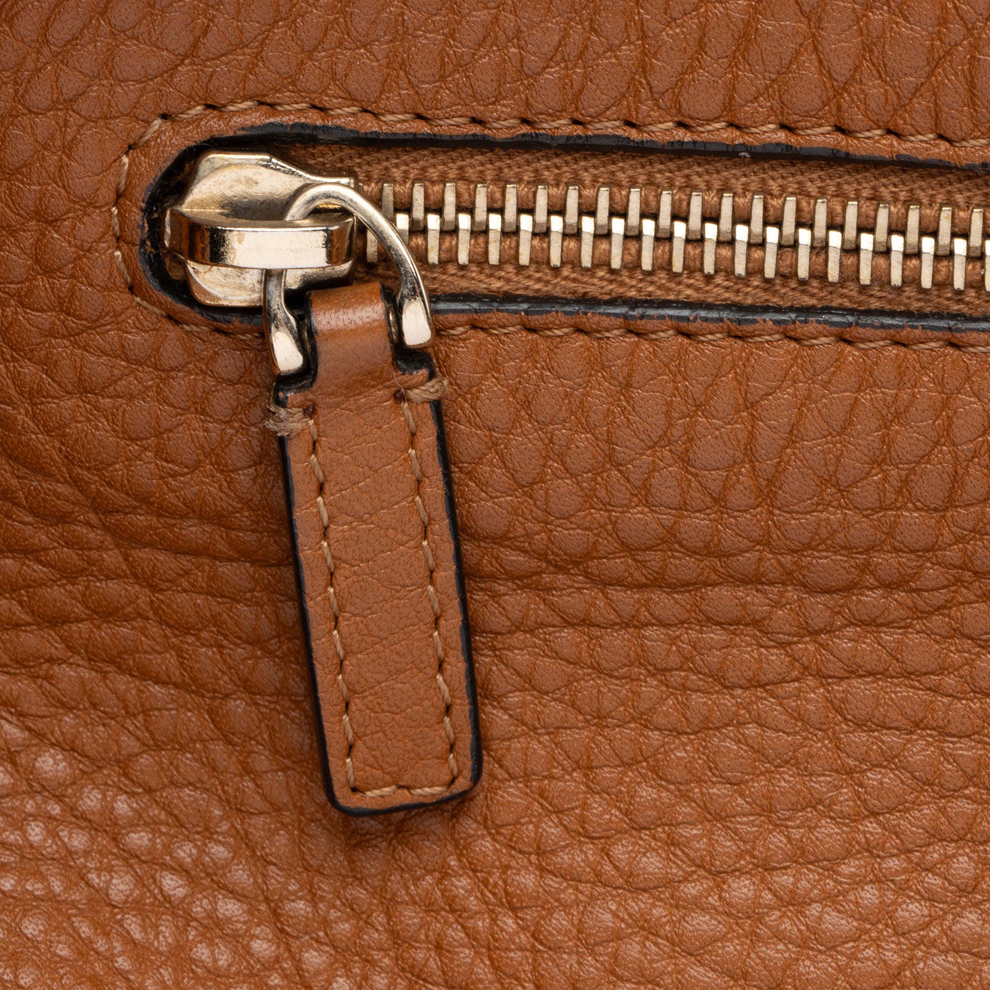 Valentino Grainy Calfskin Rockstud Medium Tote (SHF-7UH6kc)