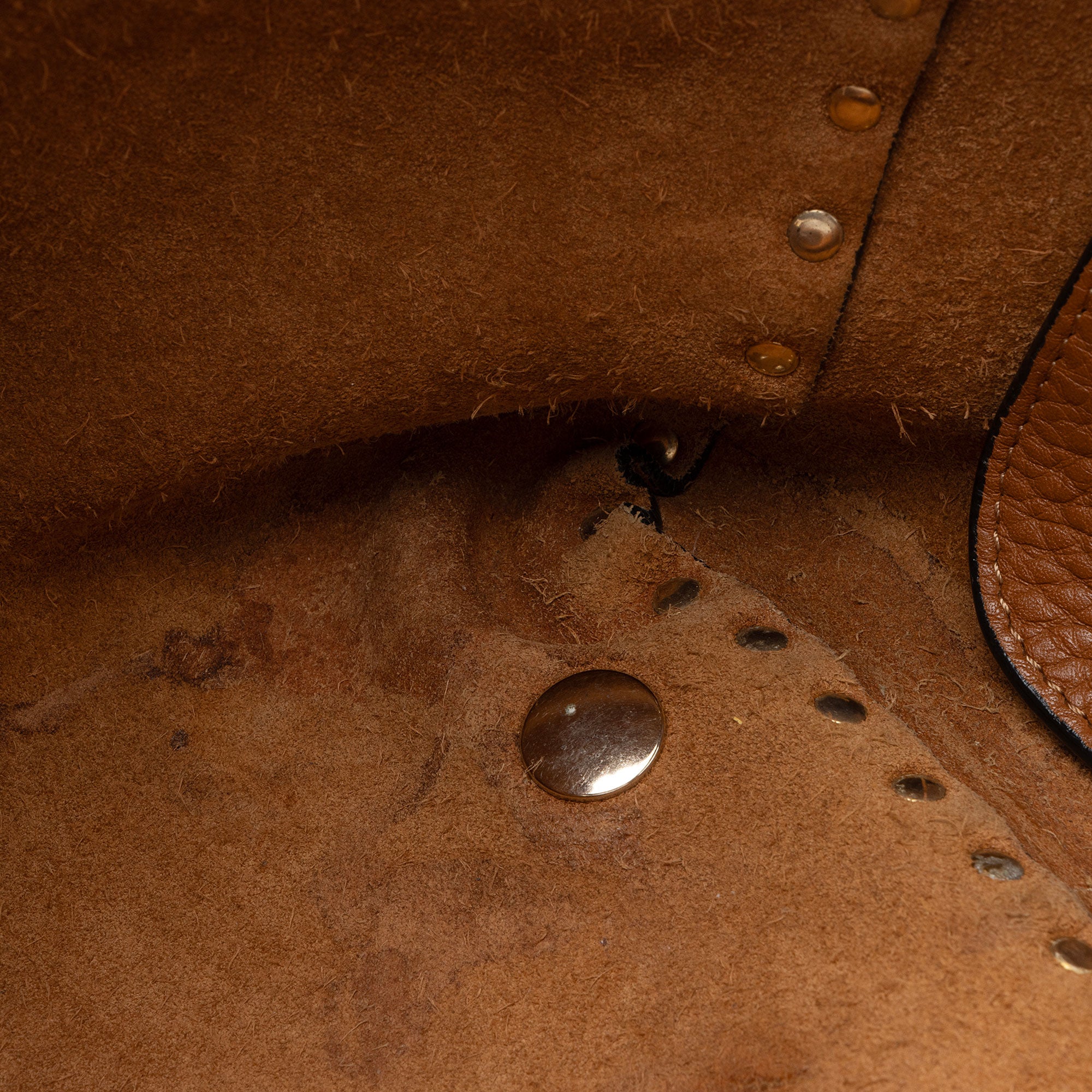 Valentino Grainy Calfskin Rockstud Medium Tote (SHF-7UH6kc)