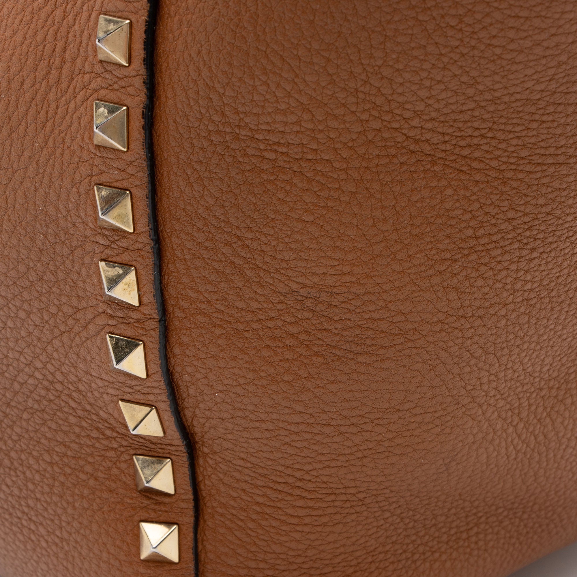 Valentino Grainy Calfskin Rockstud Medium Tote (SHF-7UH6kc)