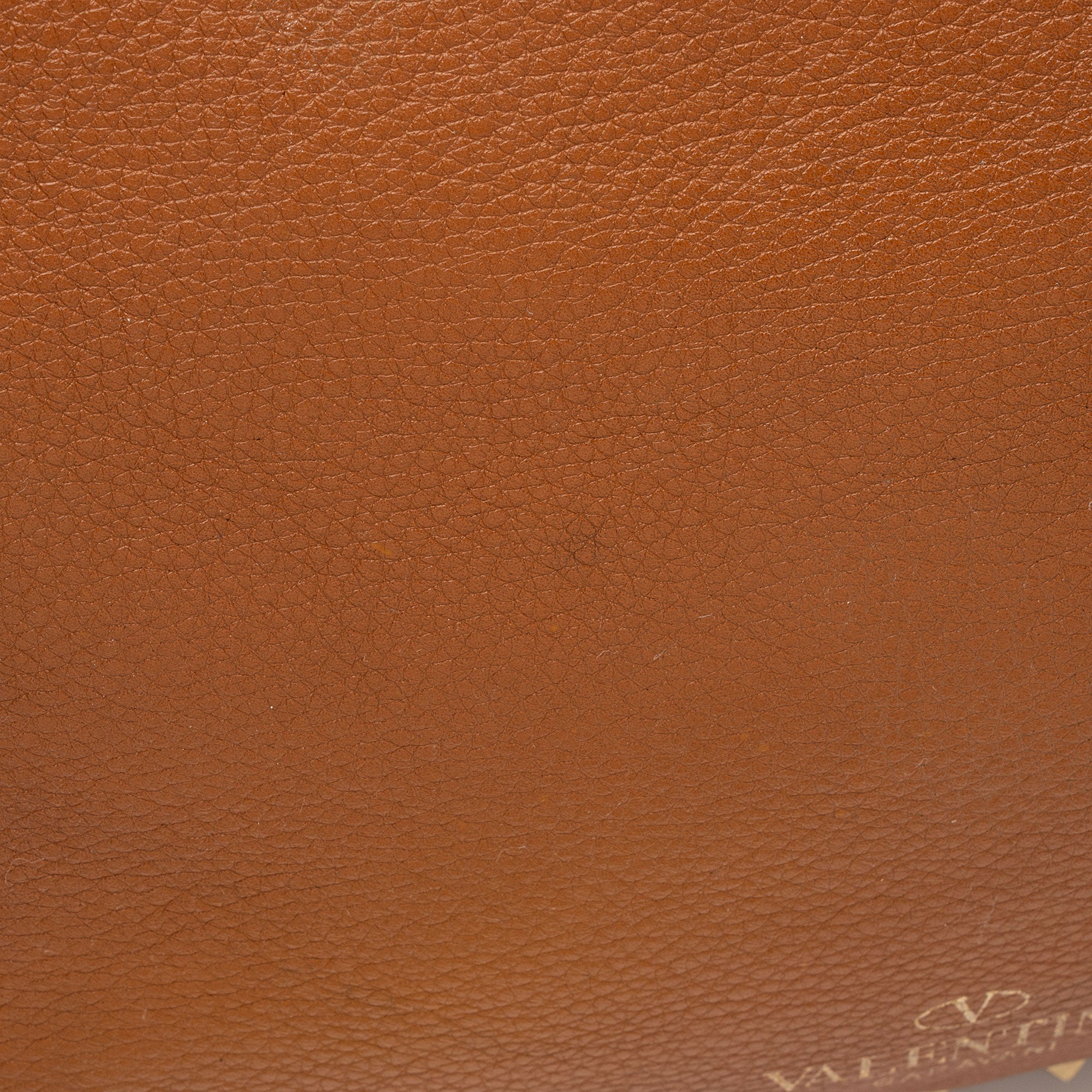 Valentino Grainy Calfskin Rockstud Medium Tote (SHF-7UH6kc)