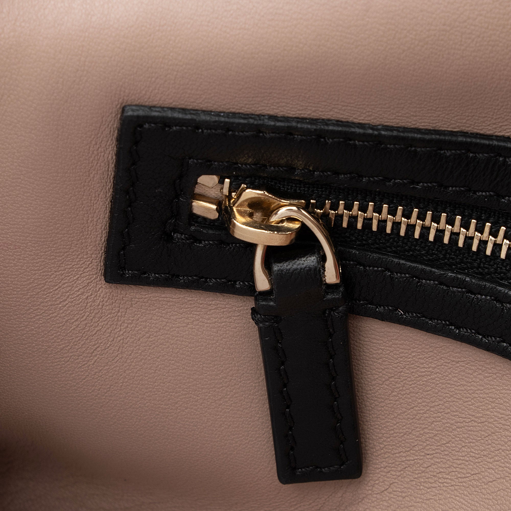 Valentino Nappa Leather Rockstud Clutch (SHF-5IeHFc)