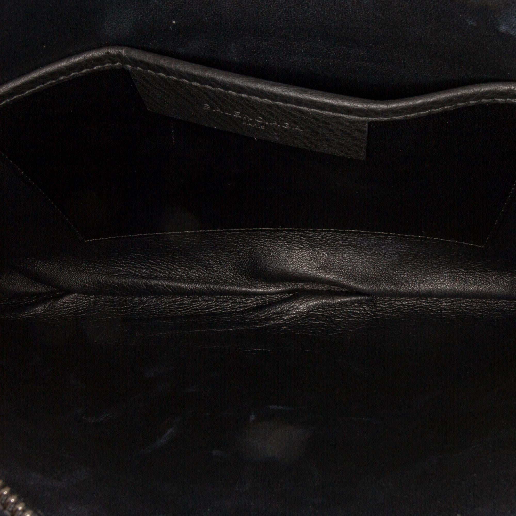 Balenciaga Everyday Logo Clutch (SHG-R17o5t)