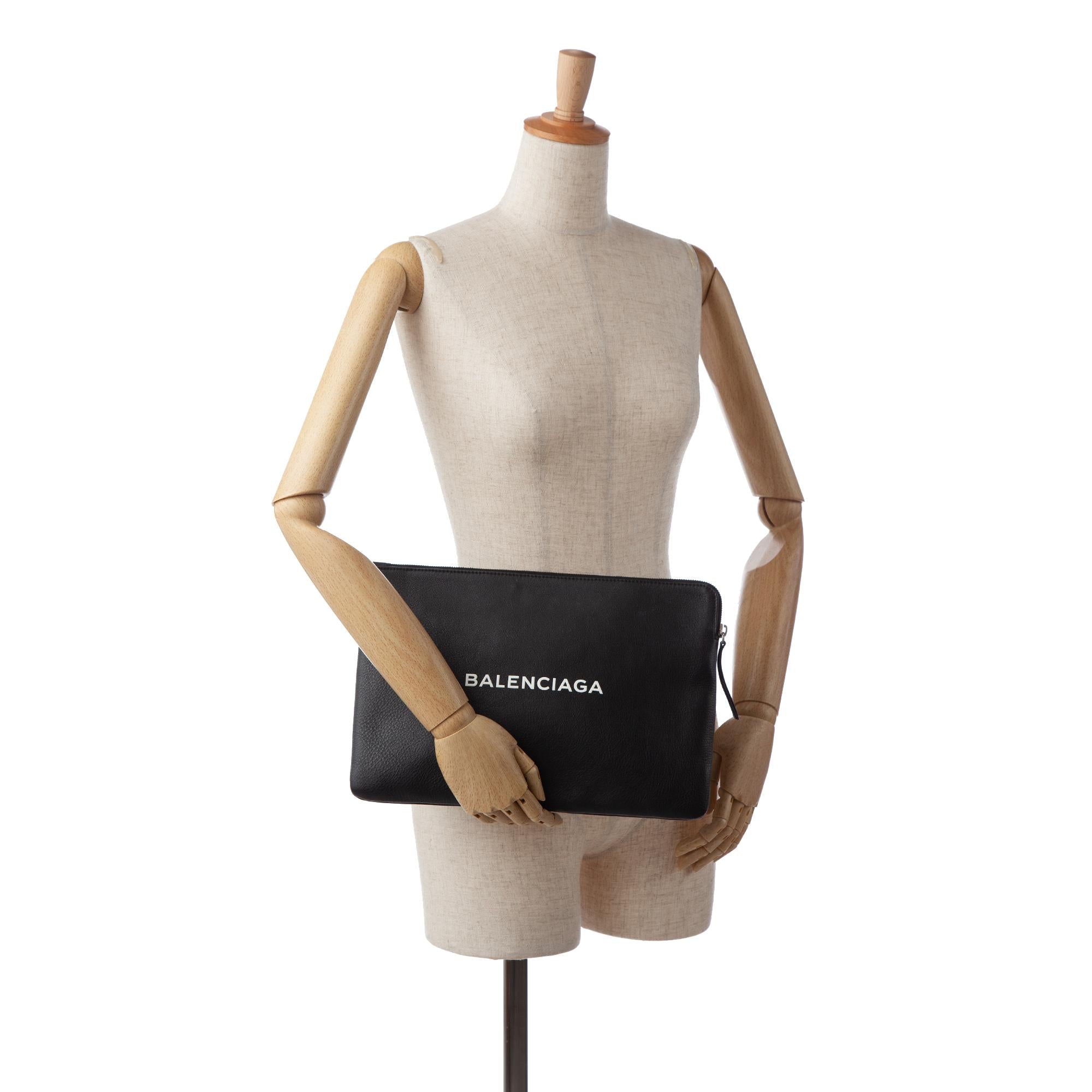 Balenciaga Everyday Logo Clutch (SHG-R17o5t)