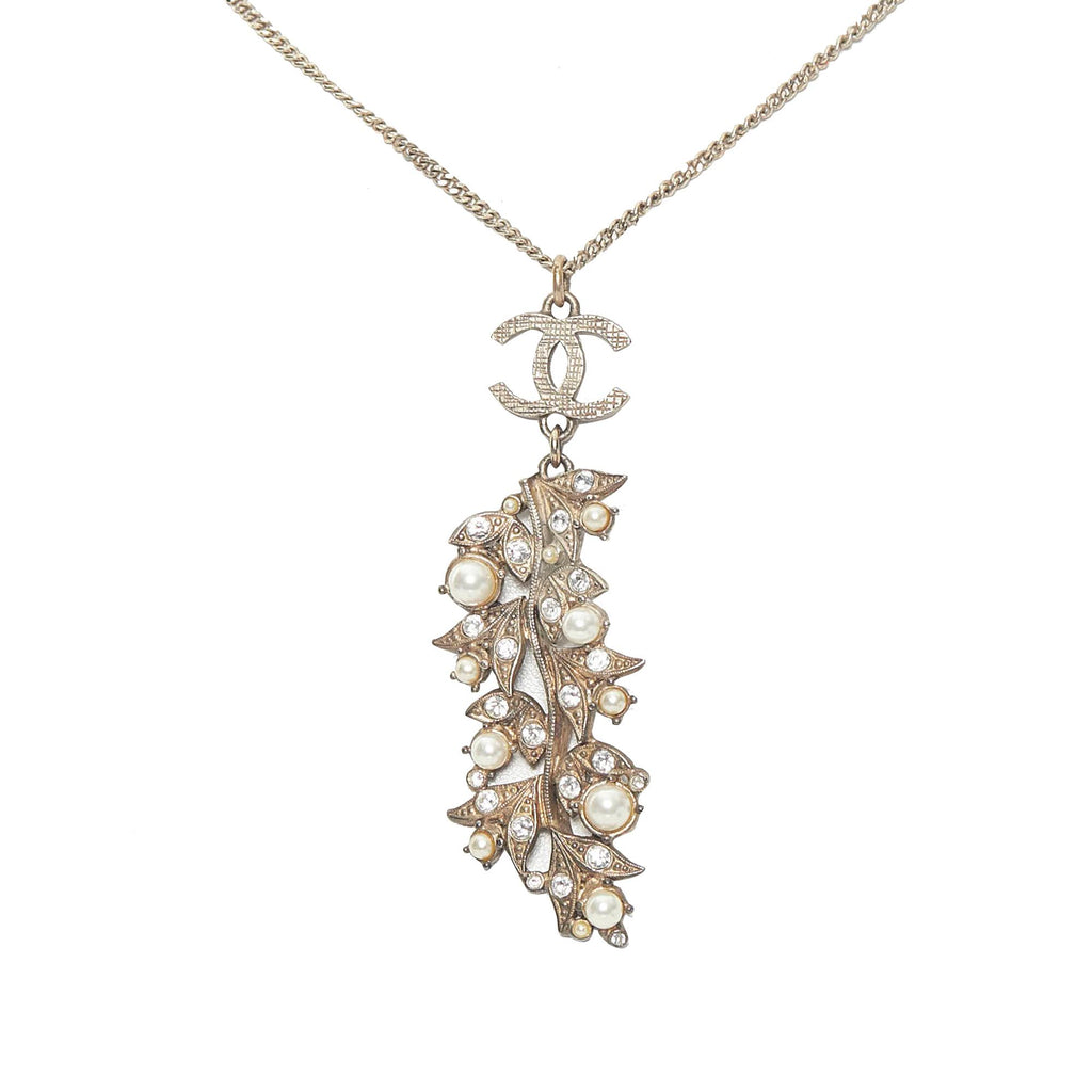Chanel CC Faux Pearl Pendant Necklace (SHG-30618) – LuxeDH