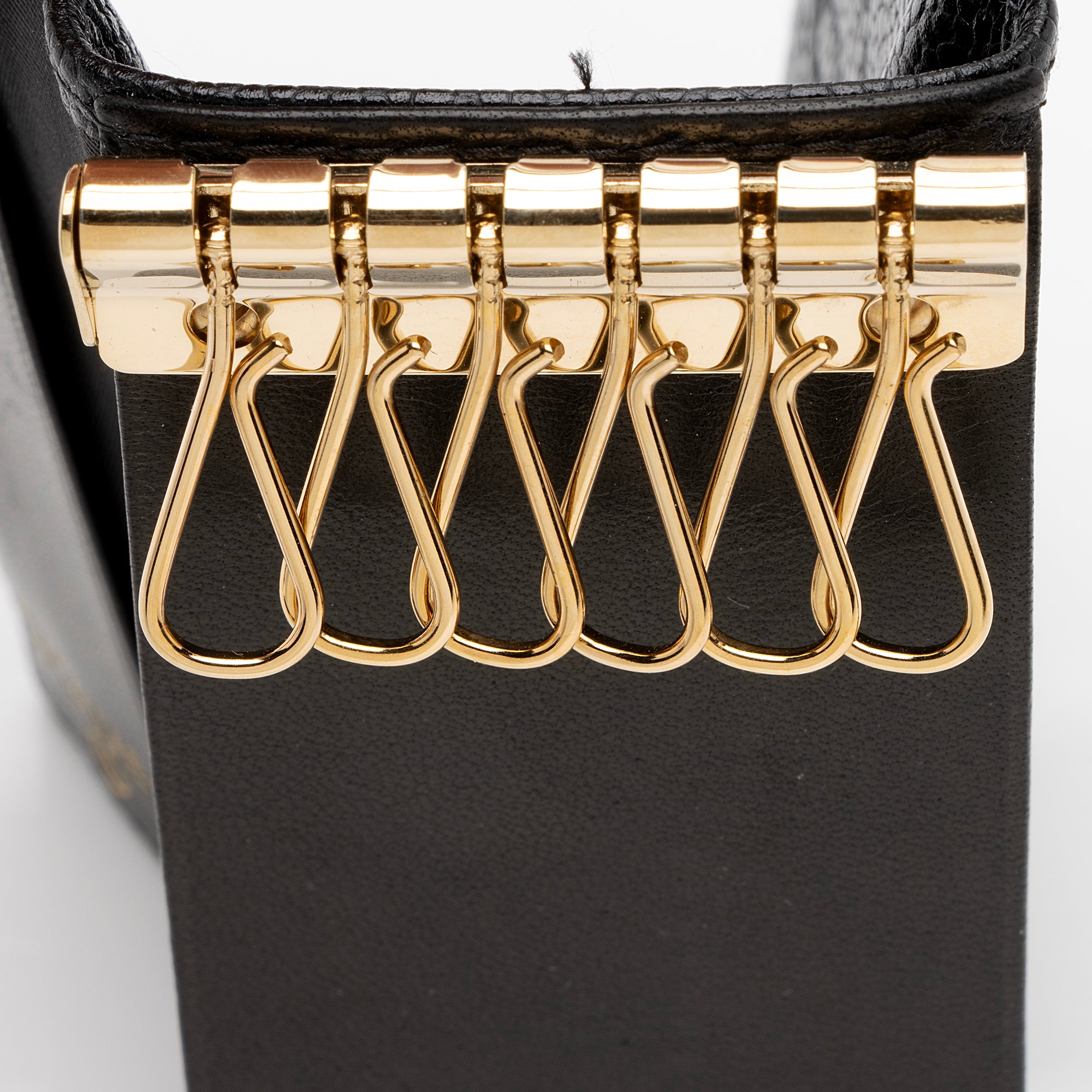 Chanel Caviar Leather Timeless CC 6 Key Holder (SHF-Fyokbl)