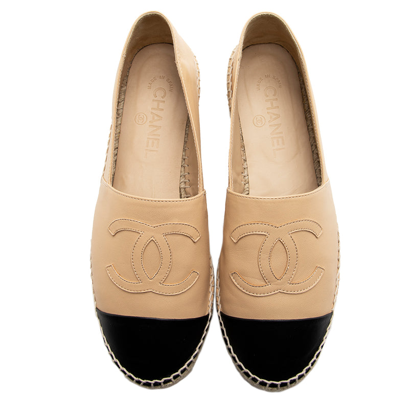 Chanel Interlocking CC Logo Lambskin Flats - Black Flats, Shoes - CHA934739