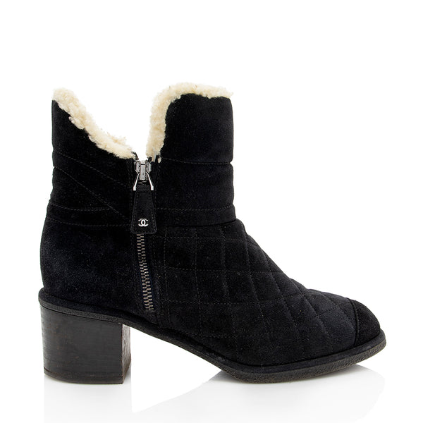 Chanel Quilted Suede Shearling Ankle Boots - Size 8.5 / 38.5 (SHF-18371)