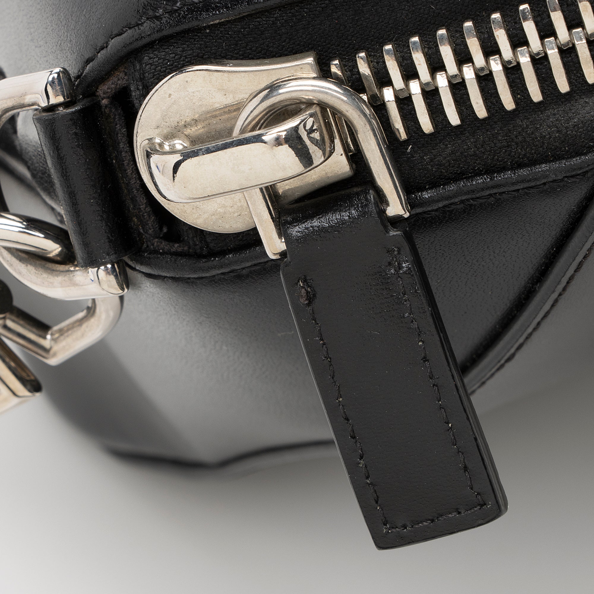 Givenchy Smooth Calfskin Antigona Small Satchel (SHF-22163)