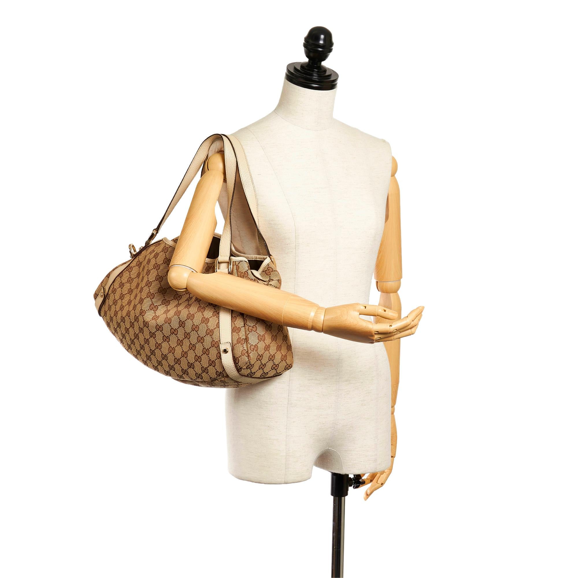 Gucci GG Canvas Pelham Shoulder Bag (SHG-34748)