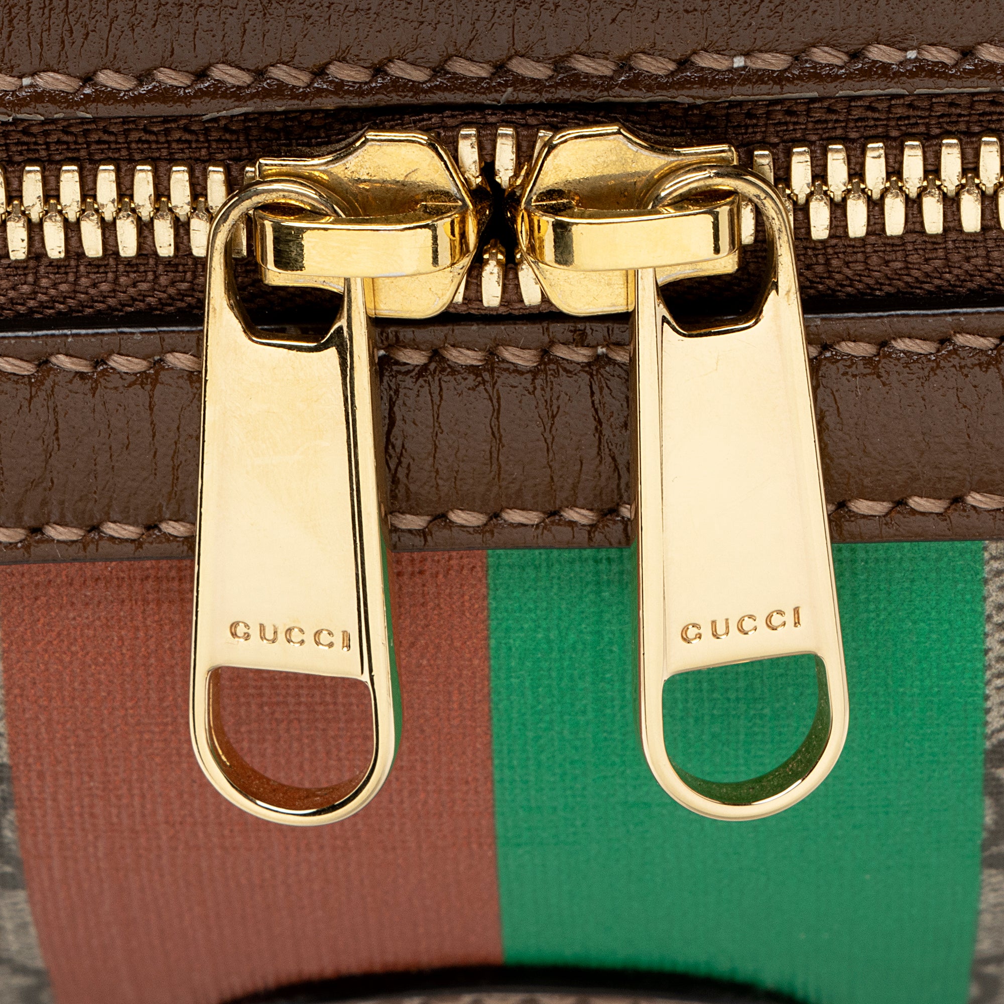 Gucci GG Supreme Fake/Not Medium Day Backpack (SHF-22255)