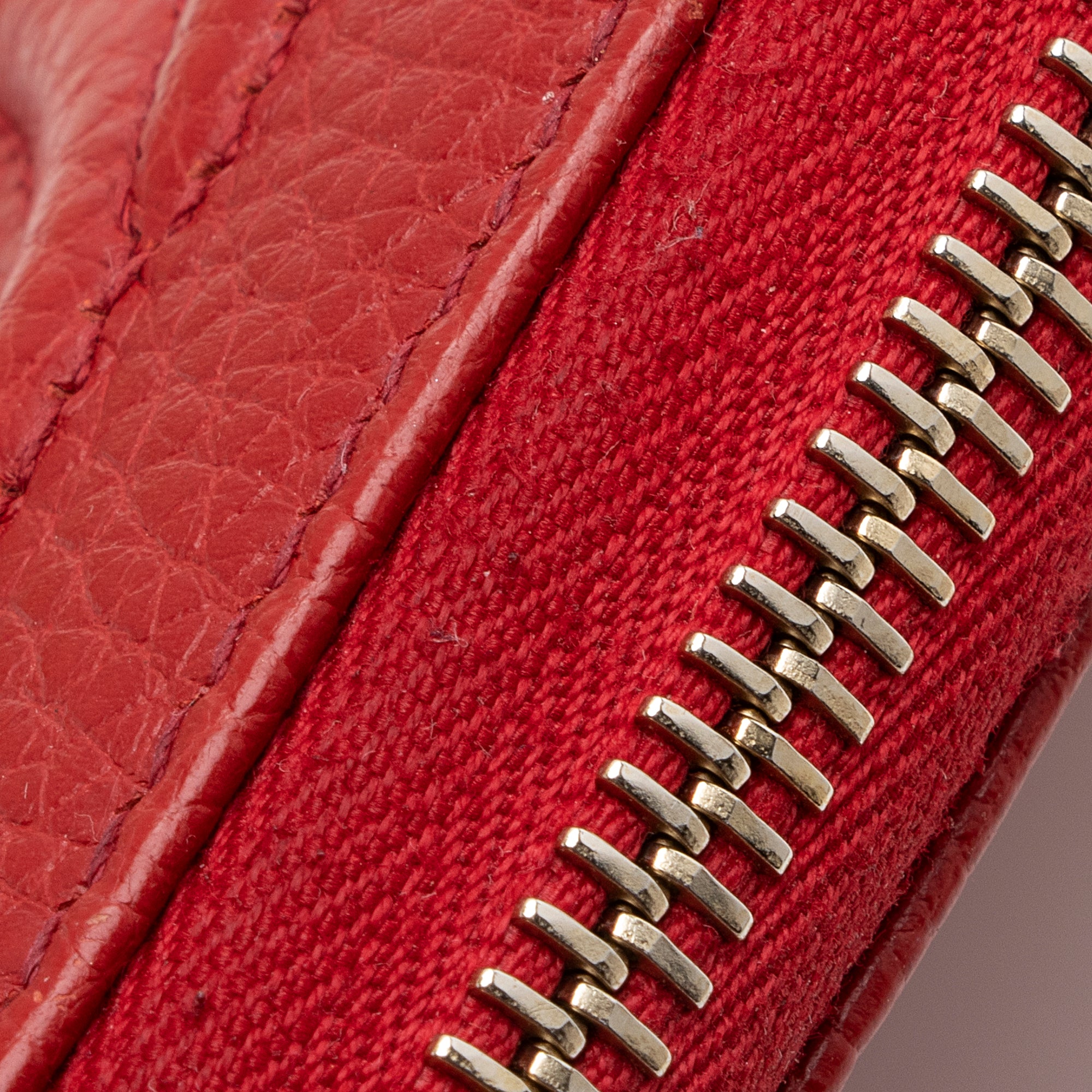 Gucci Leather Soho Zip Around Wallet (SHF-22236)