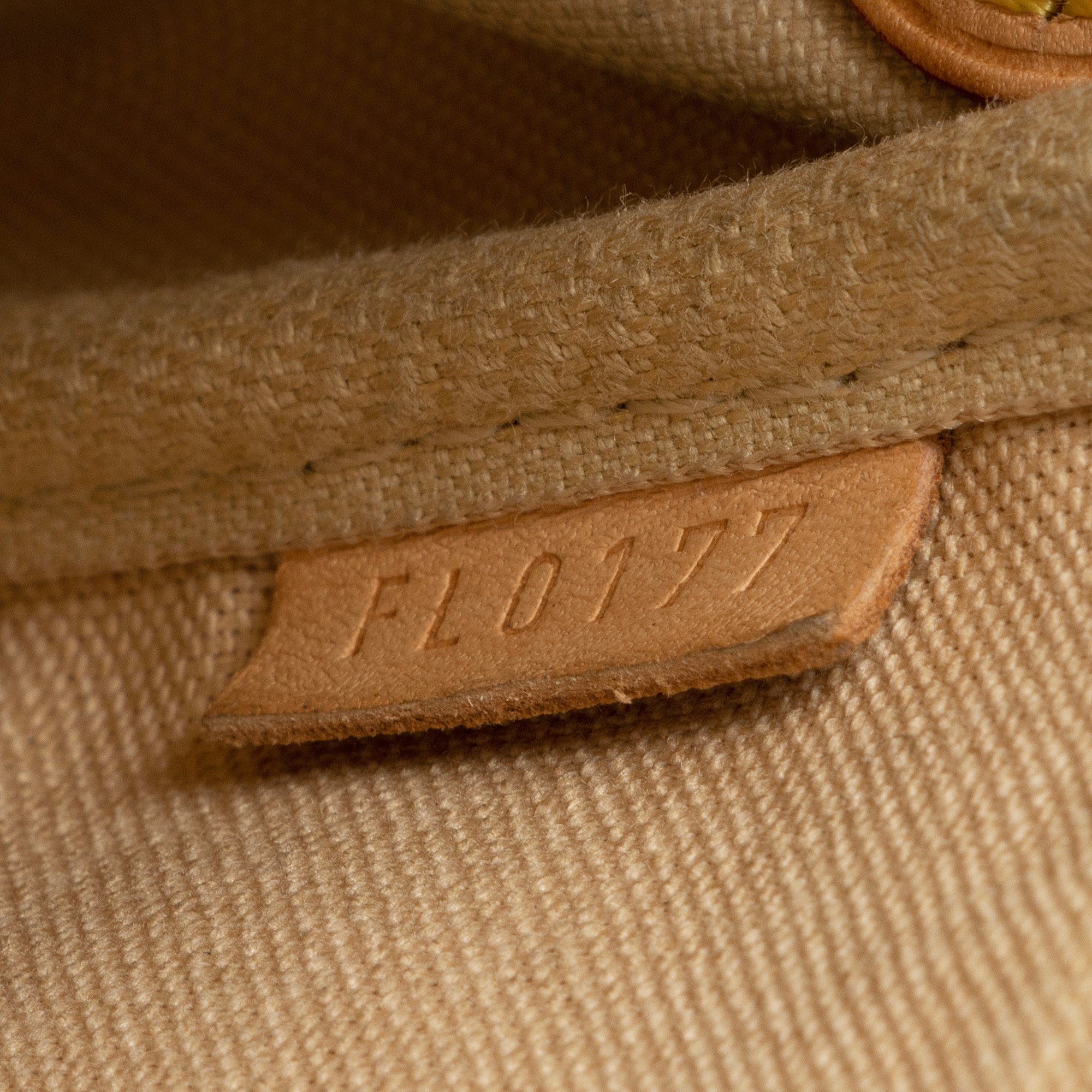 Louis Vuitton Damier Azur Favorite MM Shoulder Bag (SHF-Qu1qkL)