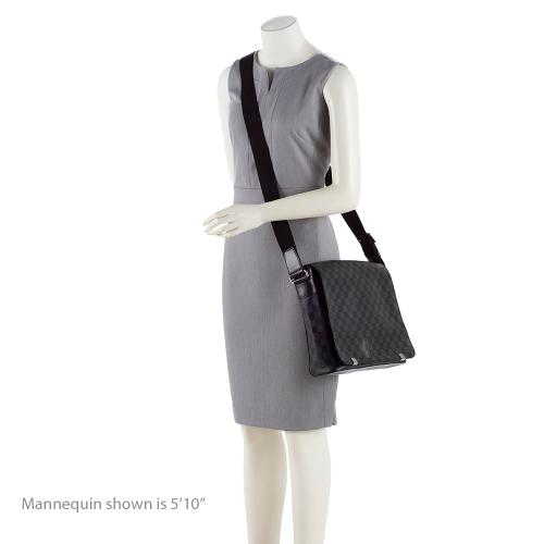Louis Vuitton Damier Graphite District MM Messenger Bag (SHF-19605)