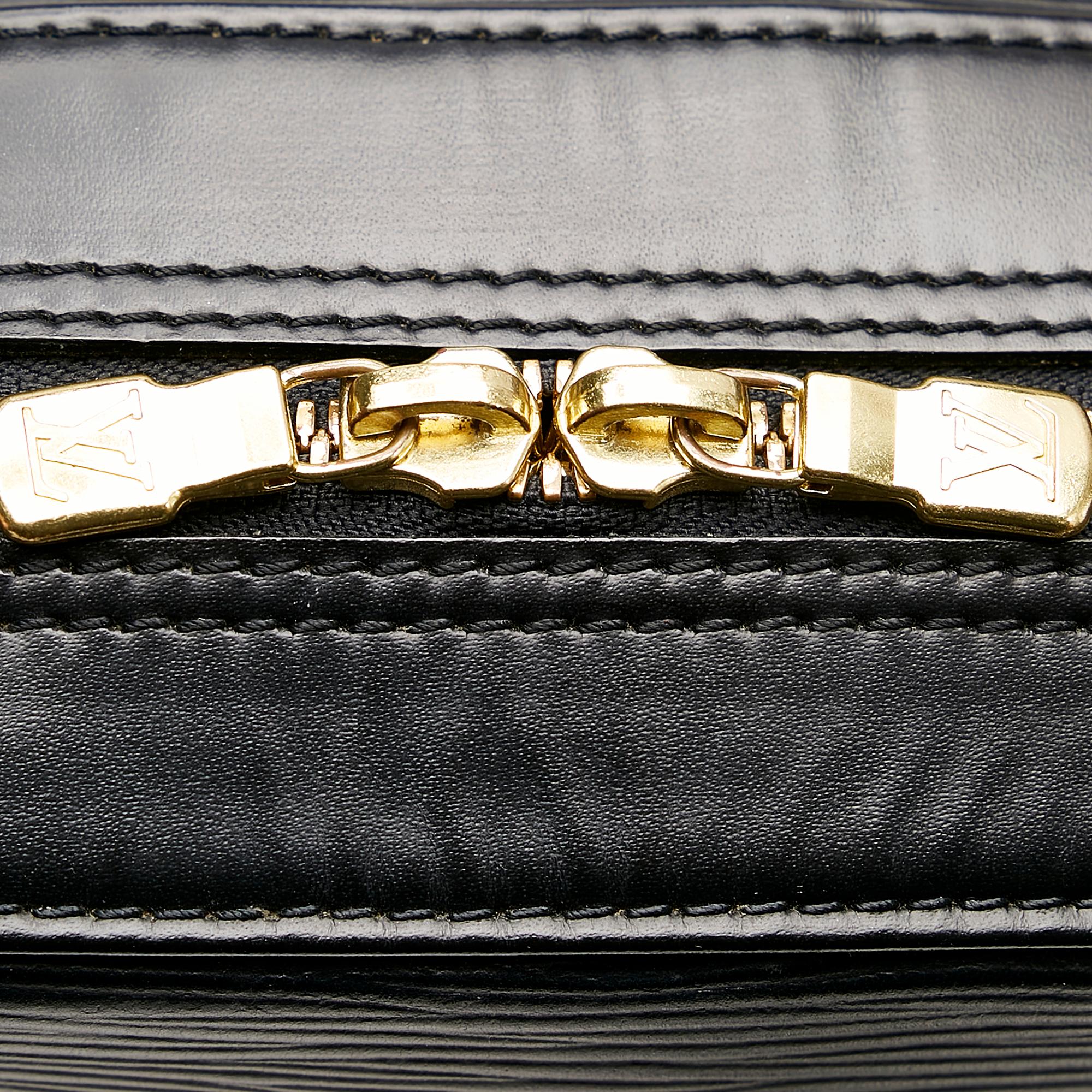 Louis Vuitton Epi Voltaire (SHG-28024)