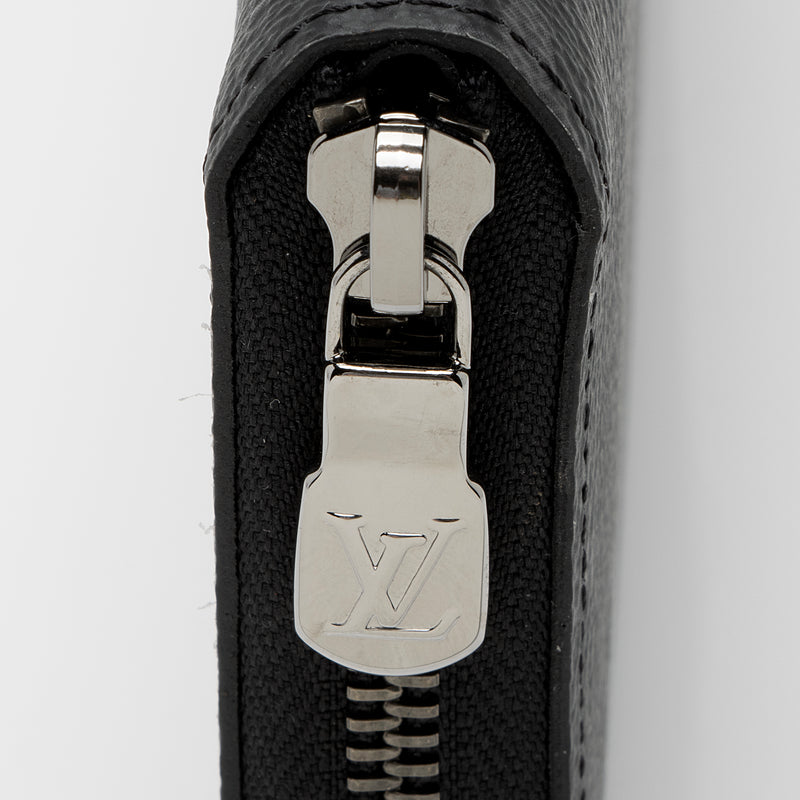 Louis Vuitton® S-lock Vertical Wearable Wallet Eclipse. Size nel 2023