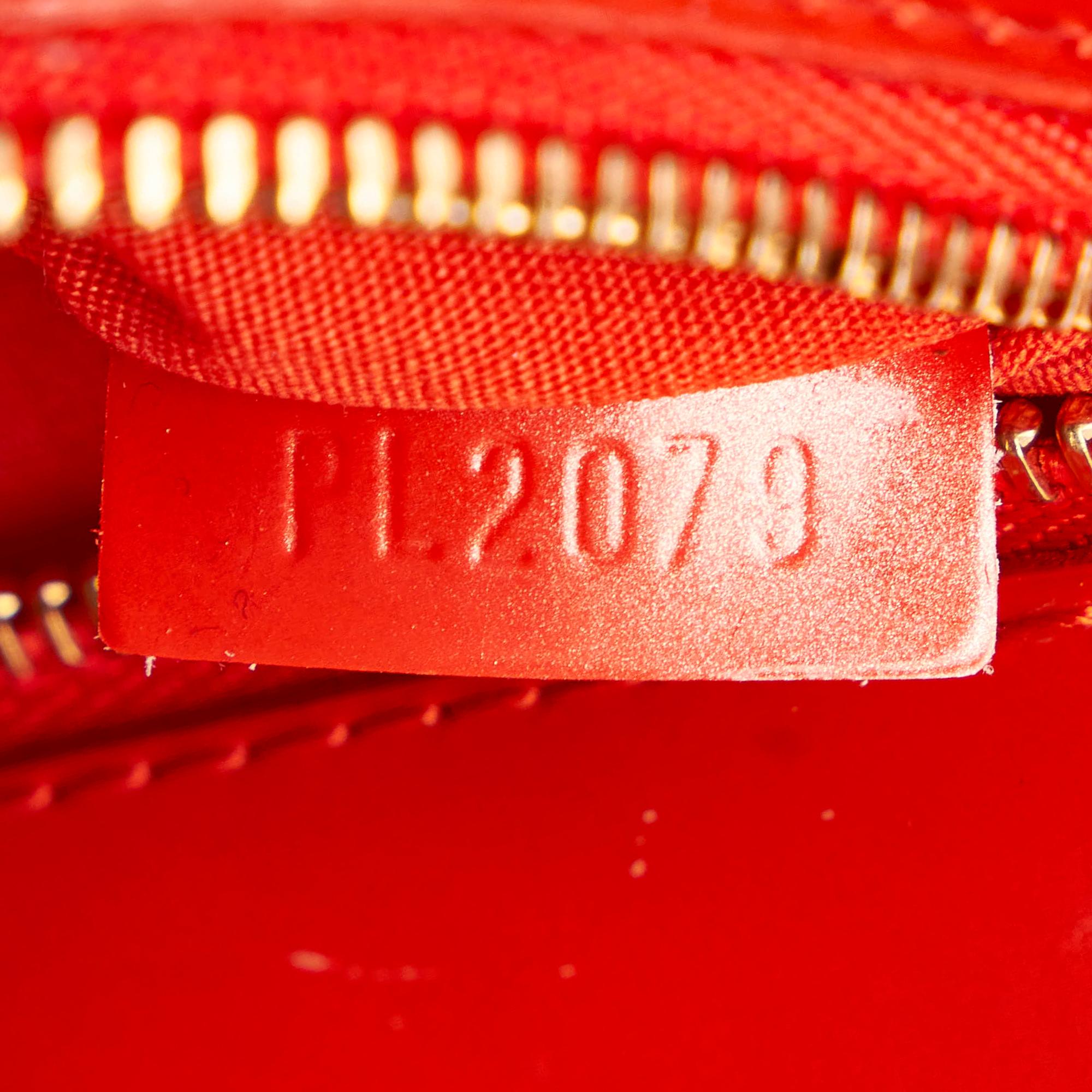 Louis Vuitton Sobe Patent Leather Clutch Bag (SHG-29972)