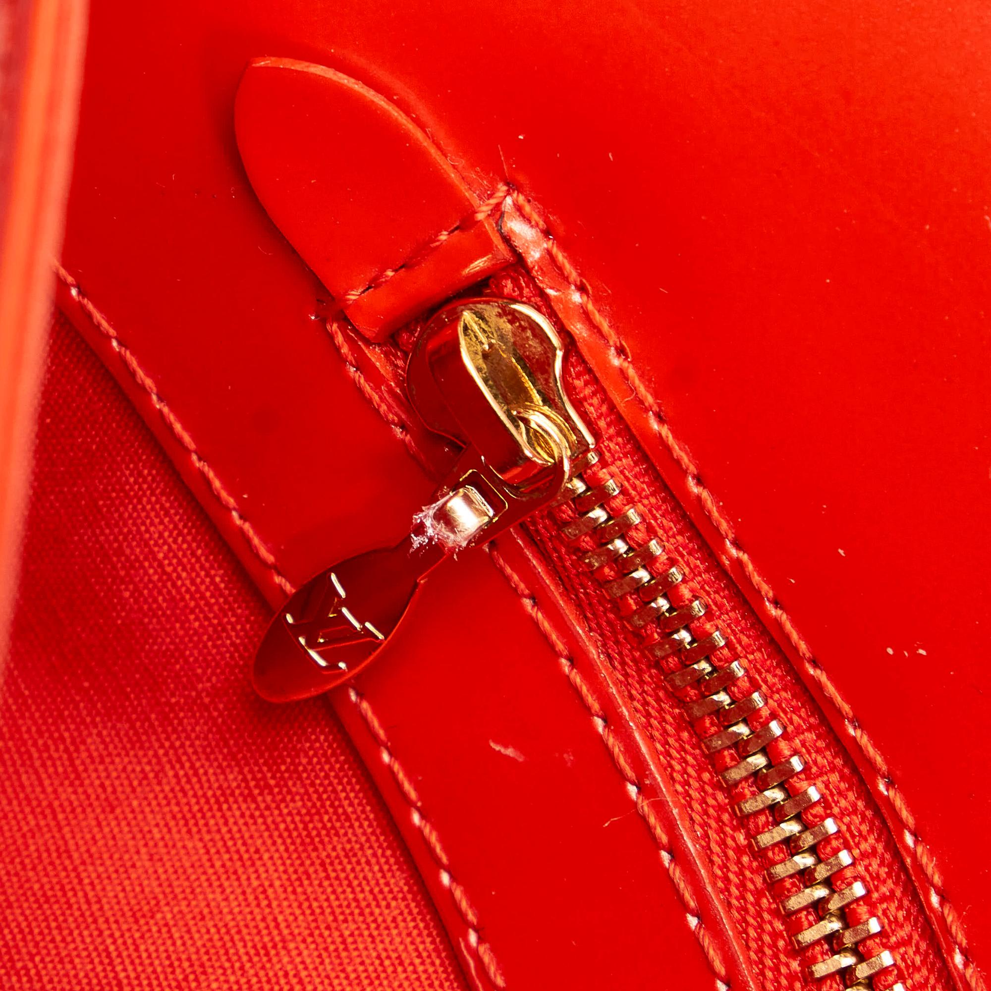 Louis Vuitton Sobe Patent Leather Clutch Bag (SHG-29972)