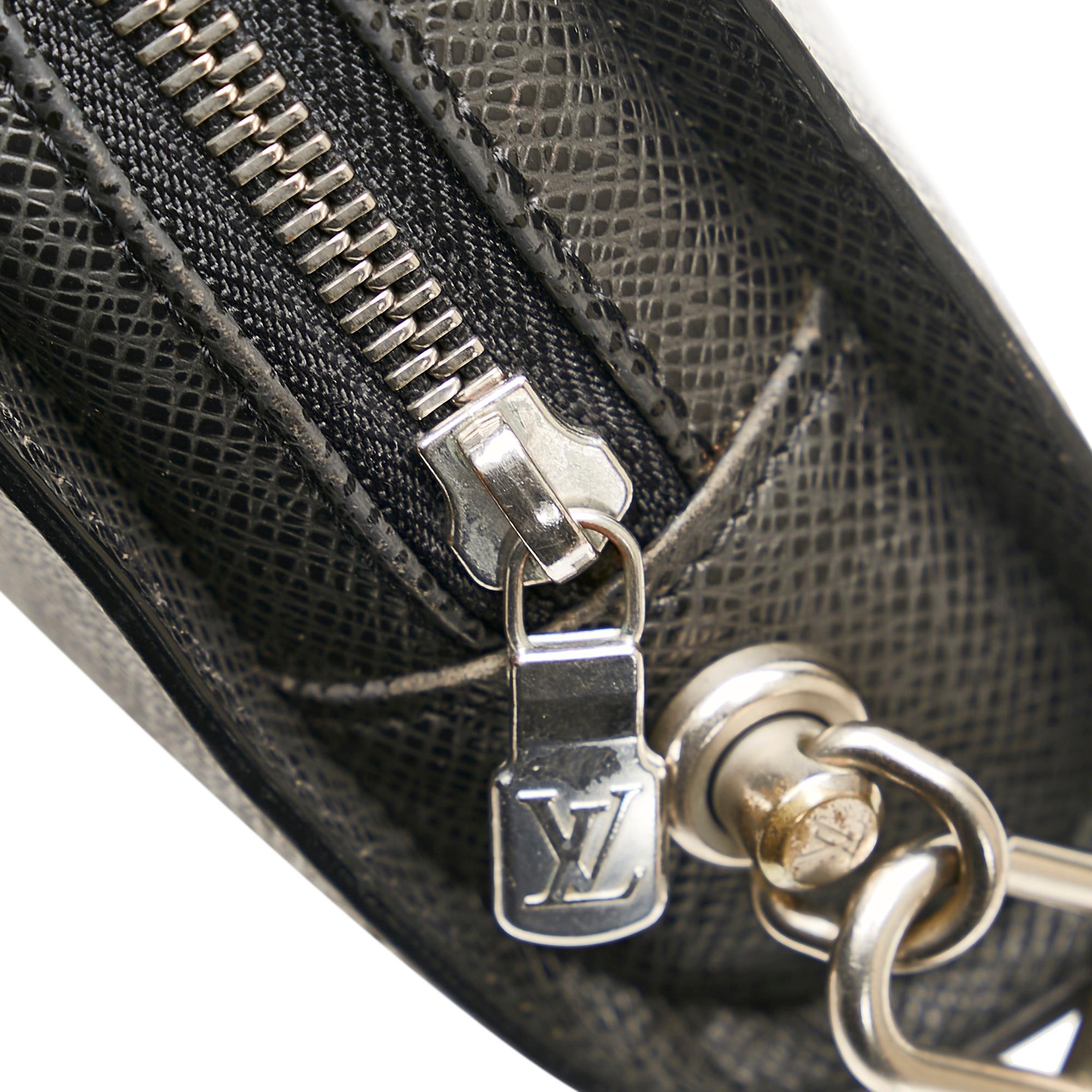 Louis Vuitton Taiga Baikal (SHG-W4Ekdo)