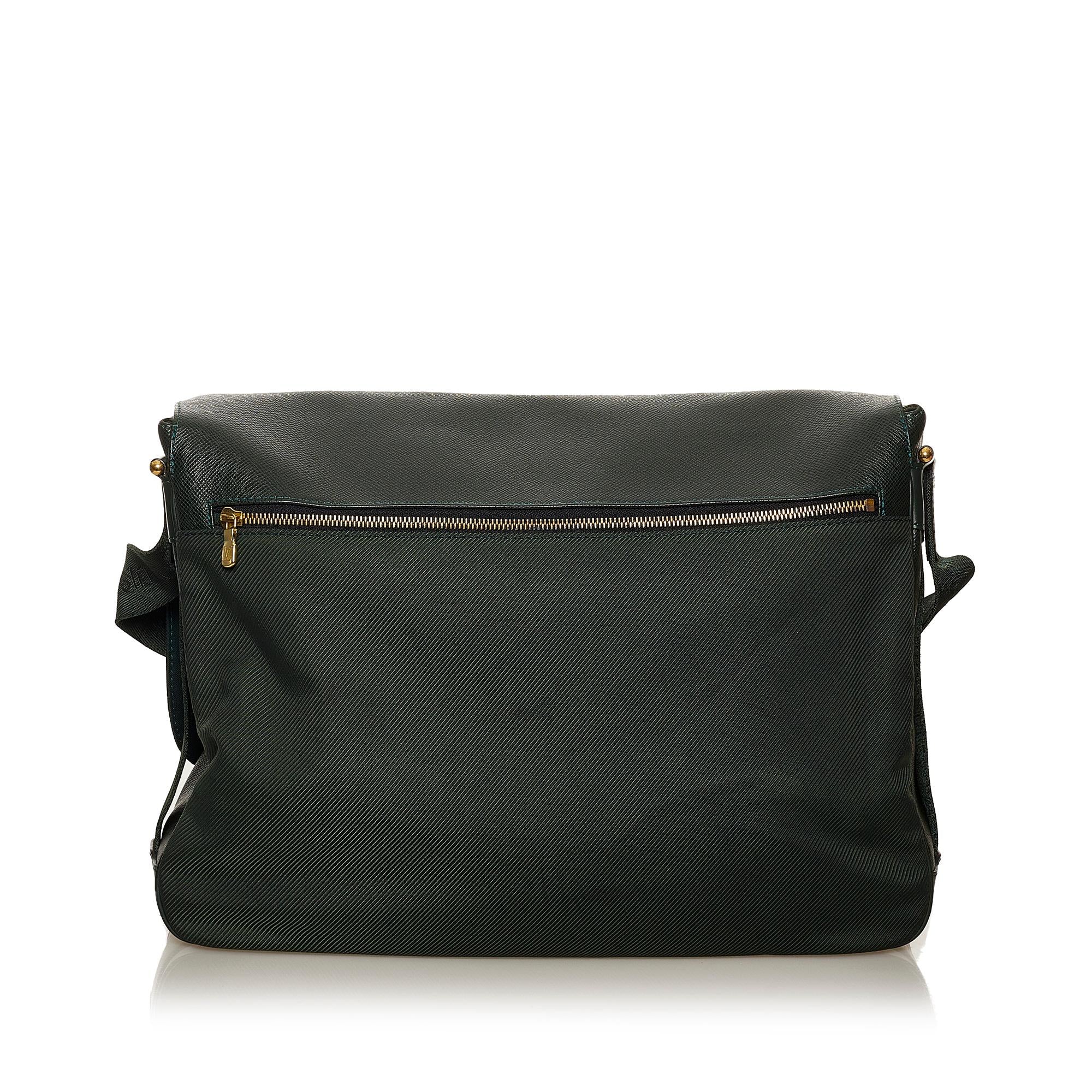 Louis Vuitton Taiga Dersou (SHG-28576)