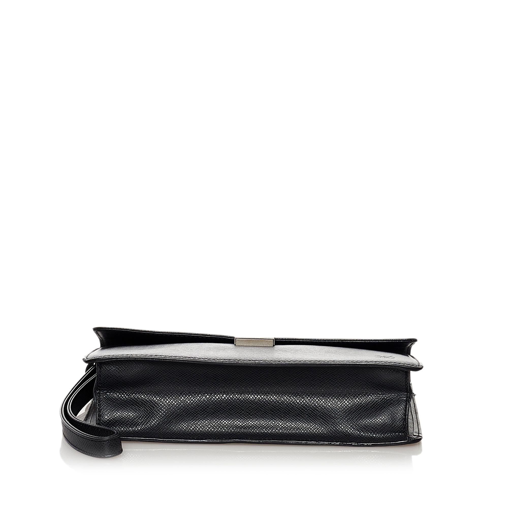 Louis Vuitton Taiga Selenga (SHG-32527)