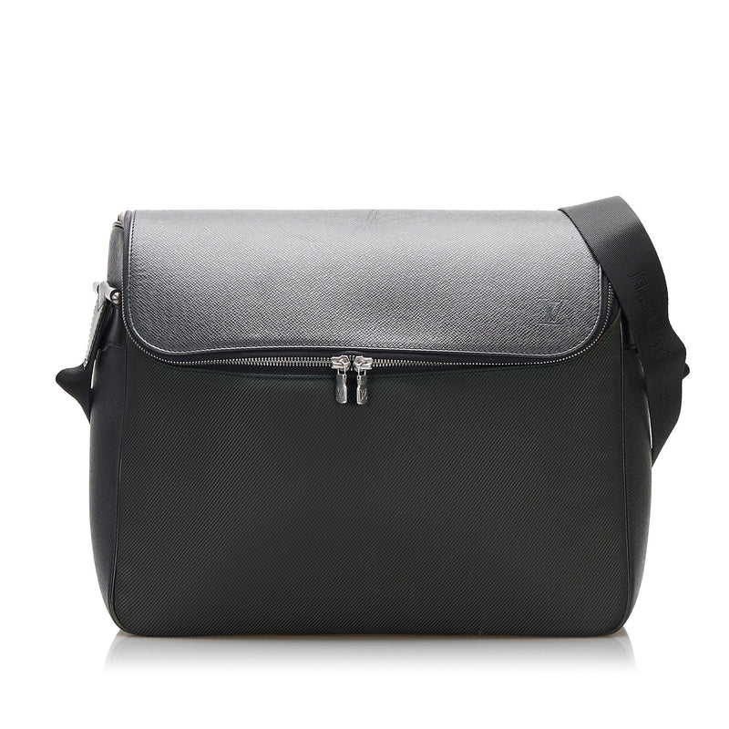 Louis Vuitton 2018 Pre-owned Taiga Outdoor Messenger Bag - Black