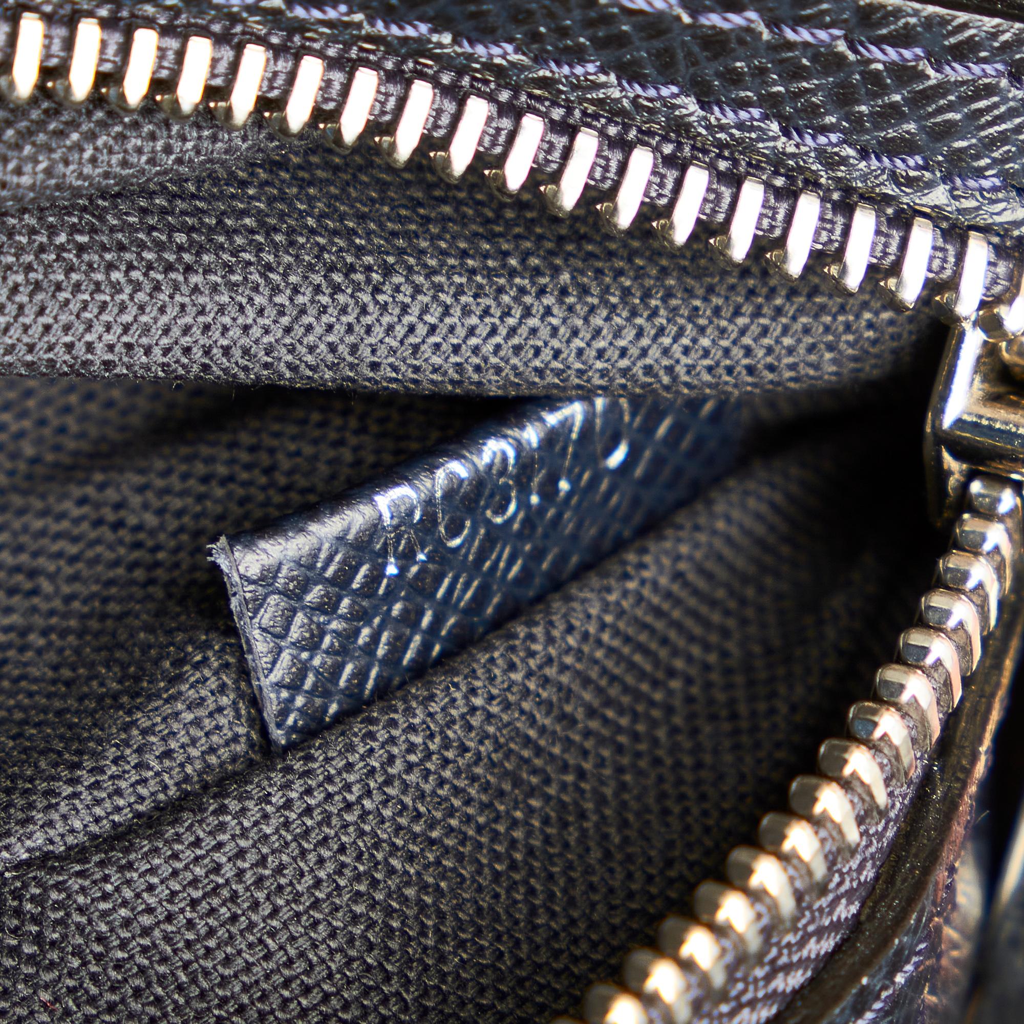 Louis Vuitton Taiga Vassili PM (SHG-25520)