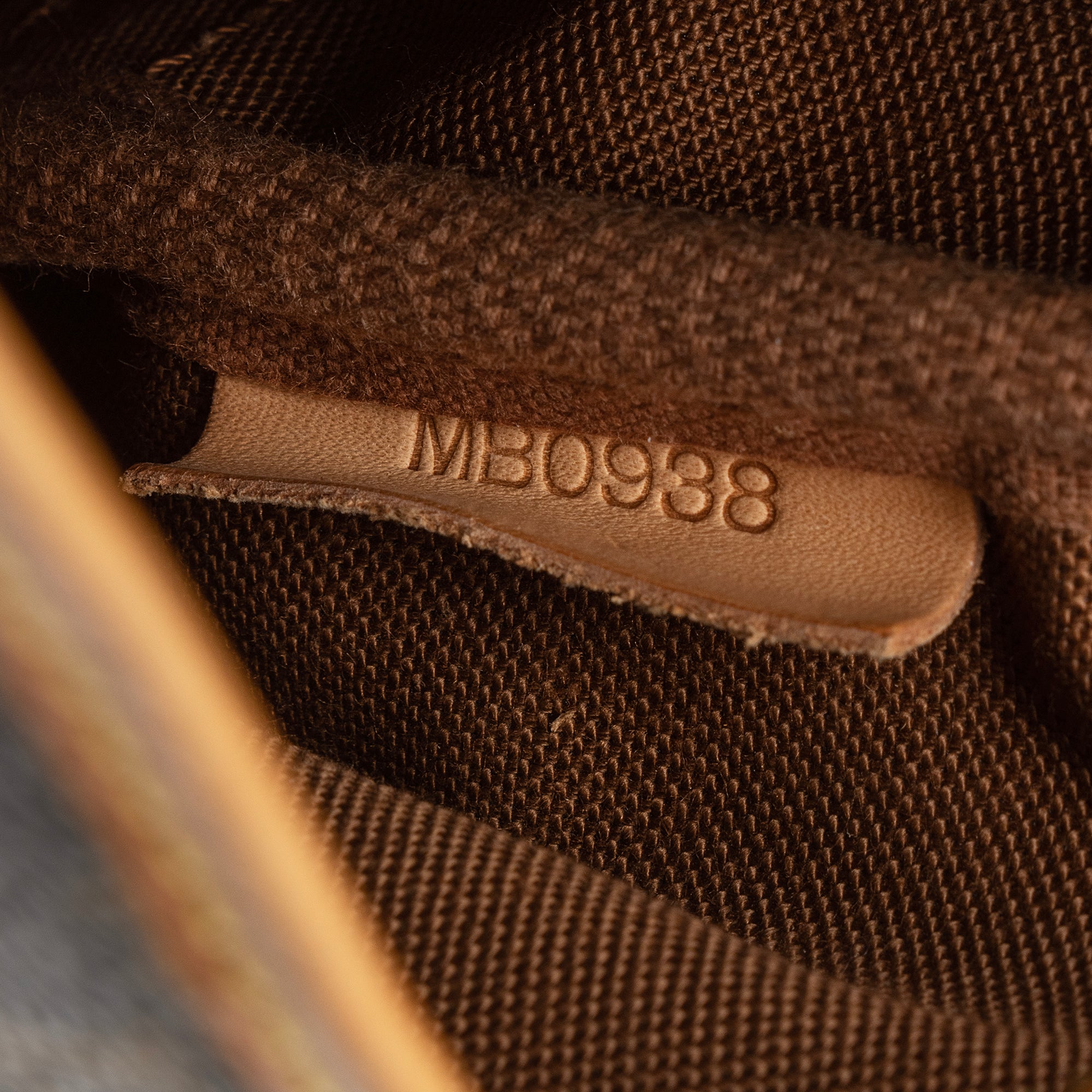 Louis Vuitton Vintage Monogram Canvas Saumur 30 Messenger Bag (SHF-F6ygbP)