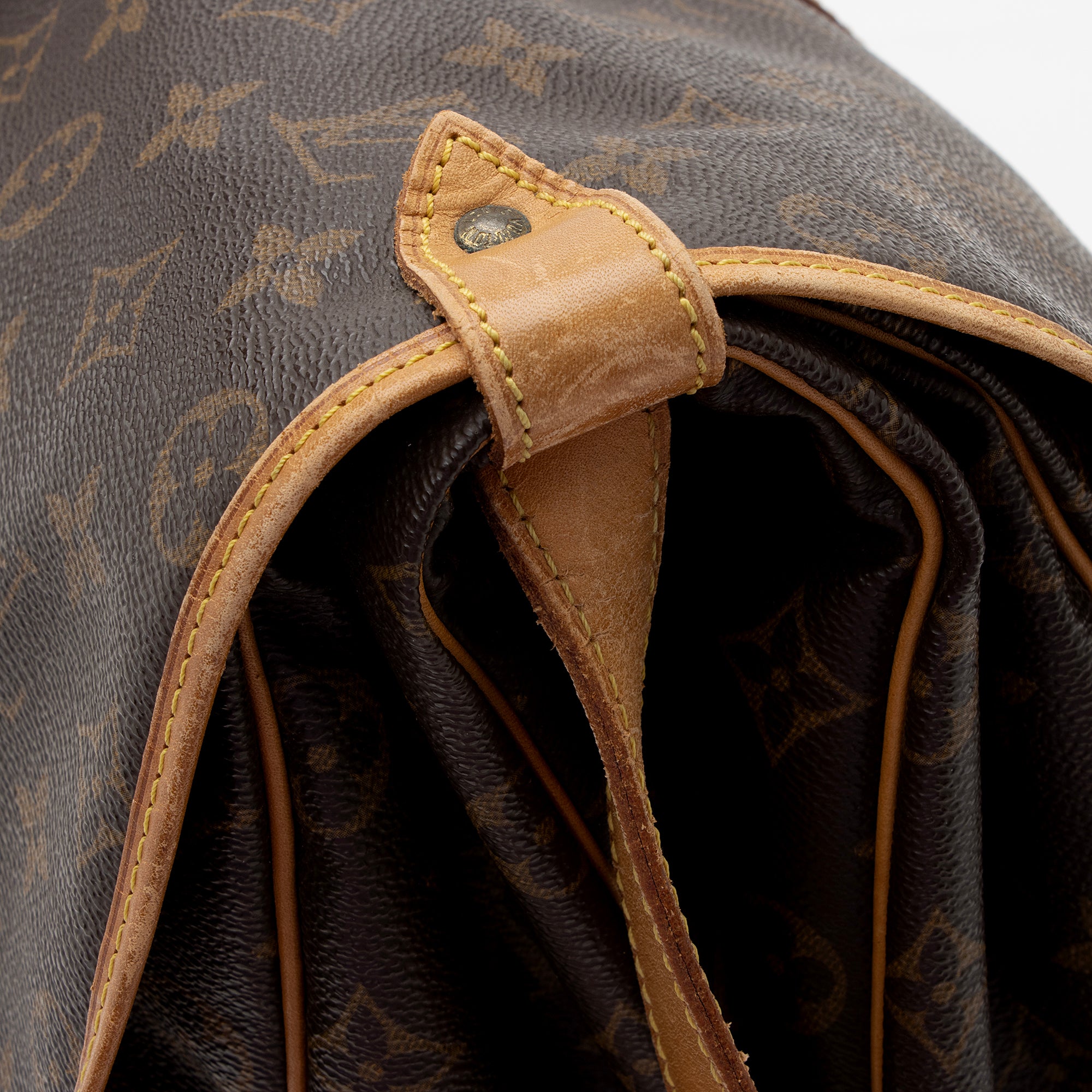 Louis Vuitton Vintage Monogram Canvas Saumur 35 Messenger Bag (SHF-22921)