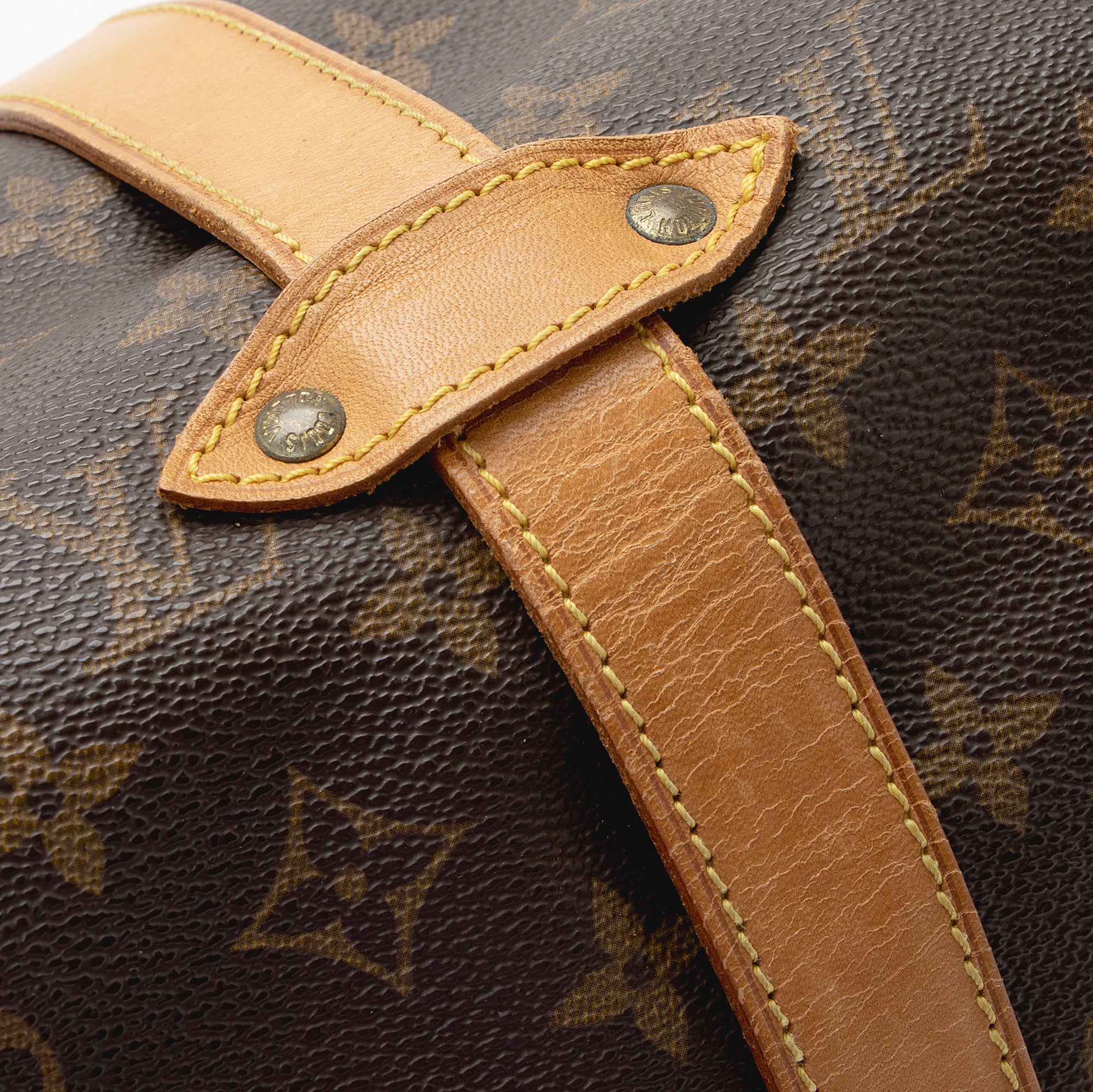 Louis Vuitton Vintage Monogram Canvas Saumur 35 Messenger Bag (SHF-22921)