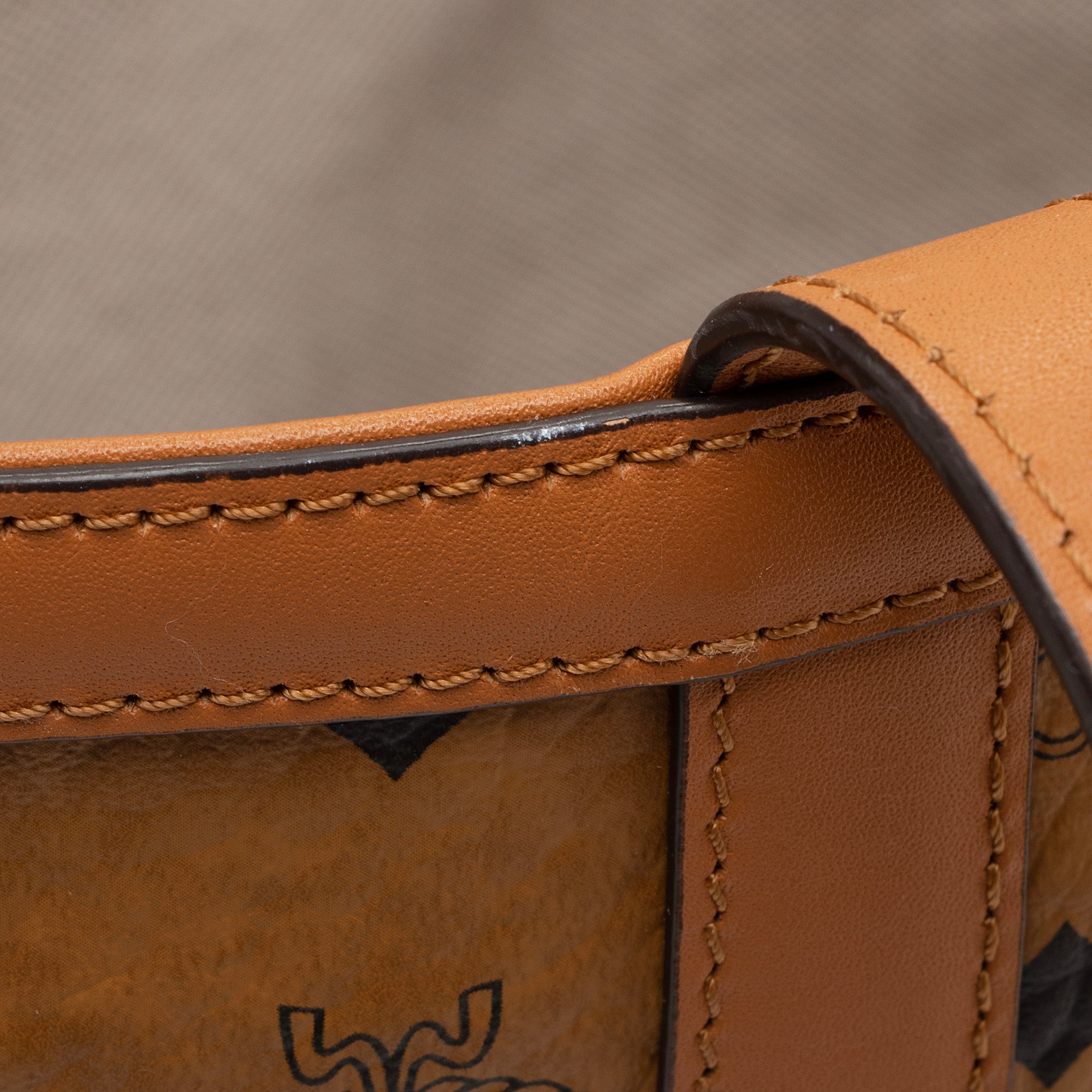 MCM VIsetos Aren Medium Shopper Tote (SHF-bhHEId)