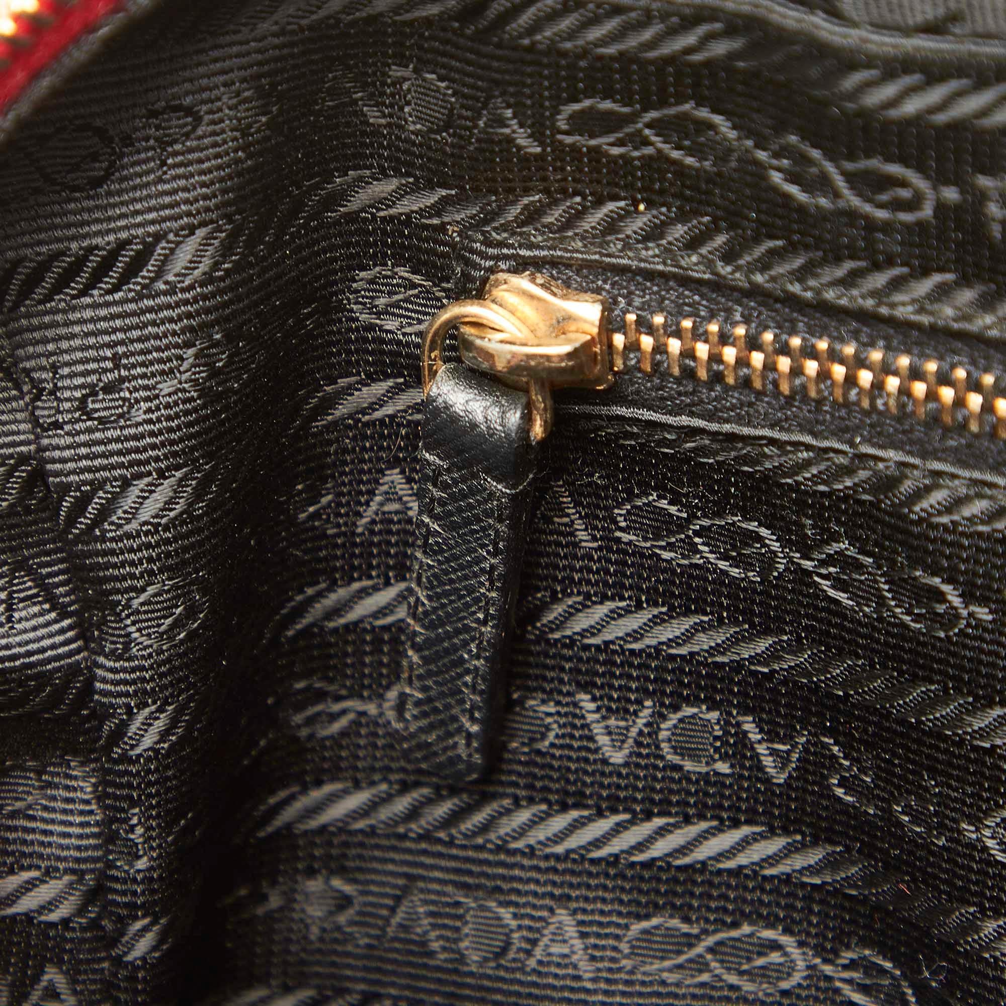 Prada Leather Handbag (SHG-31694)