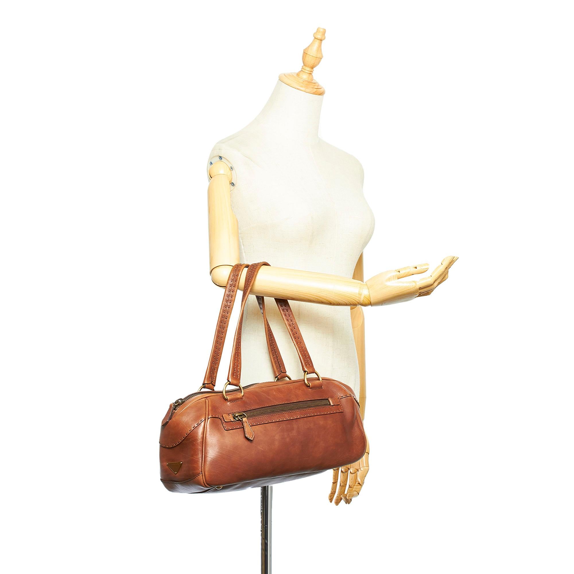 Prada Leather Shoulder bag (SHG-31667)