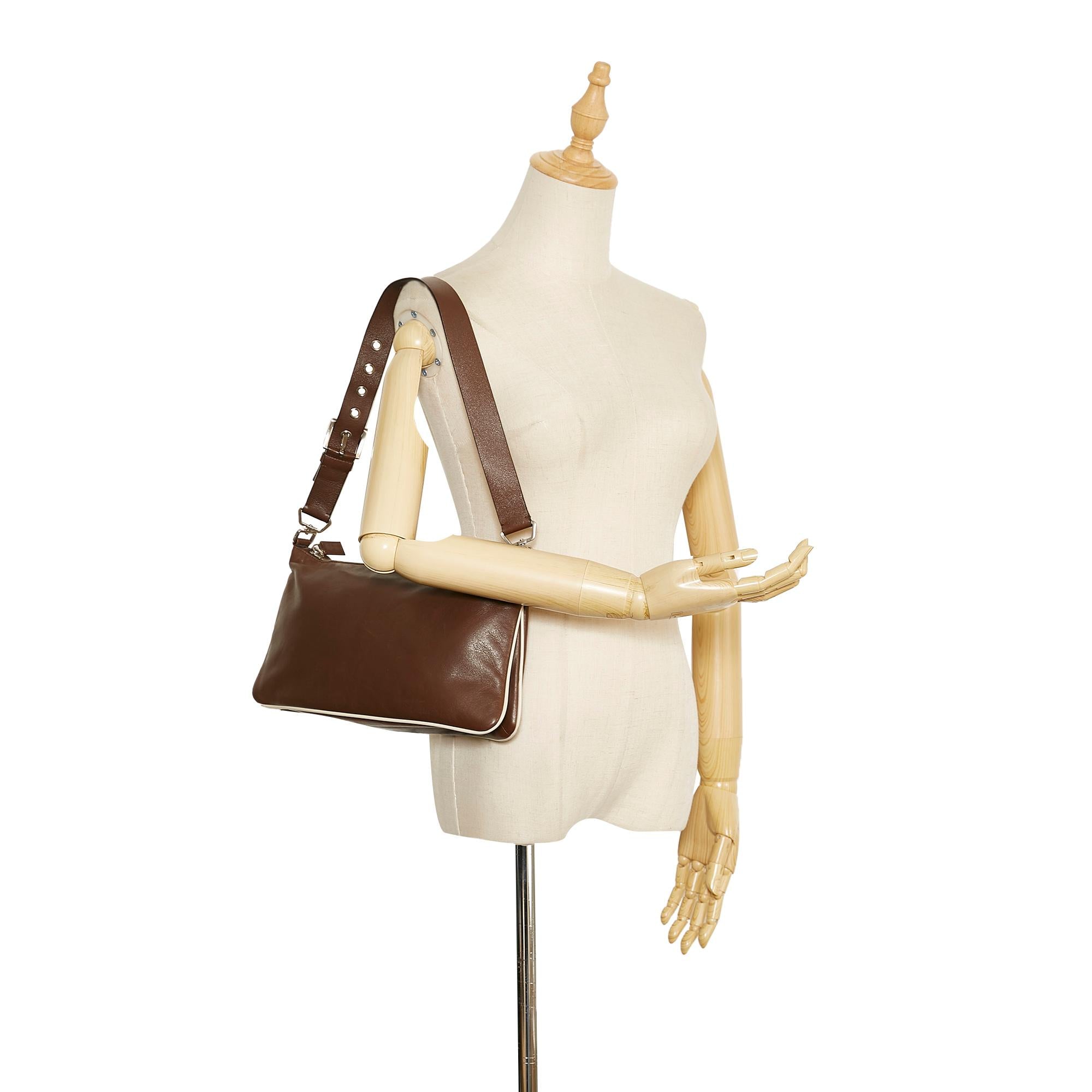 Prada Leather Shoulder bag (SHG-ySalan)