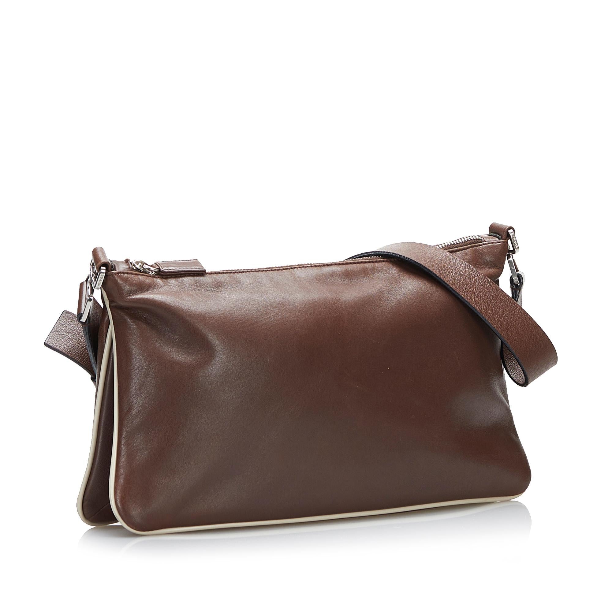 Prada Leather Shoulder bag (SHG-ySalan)