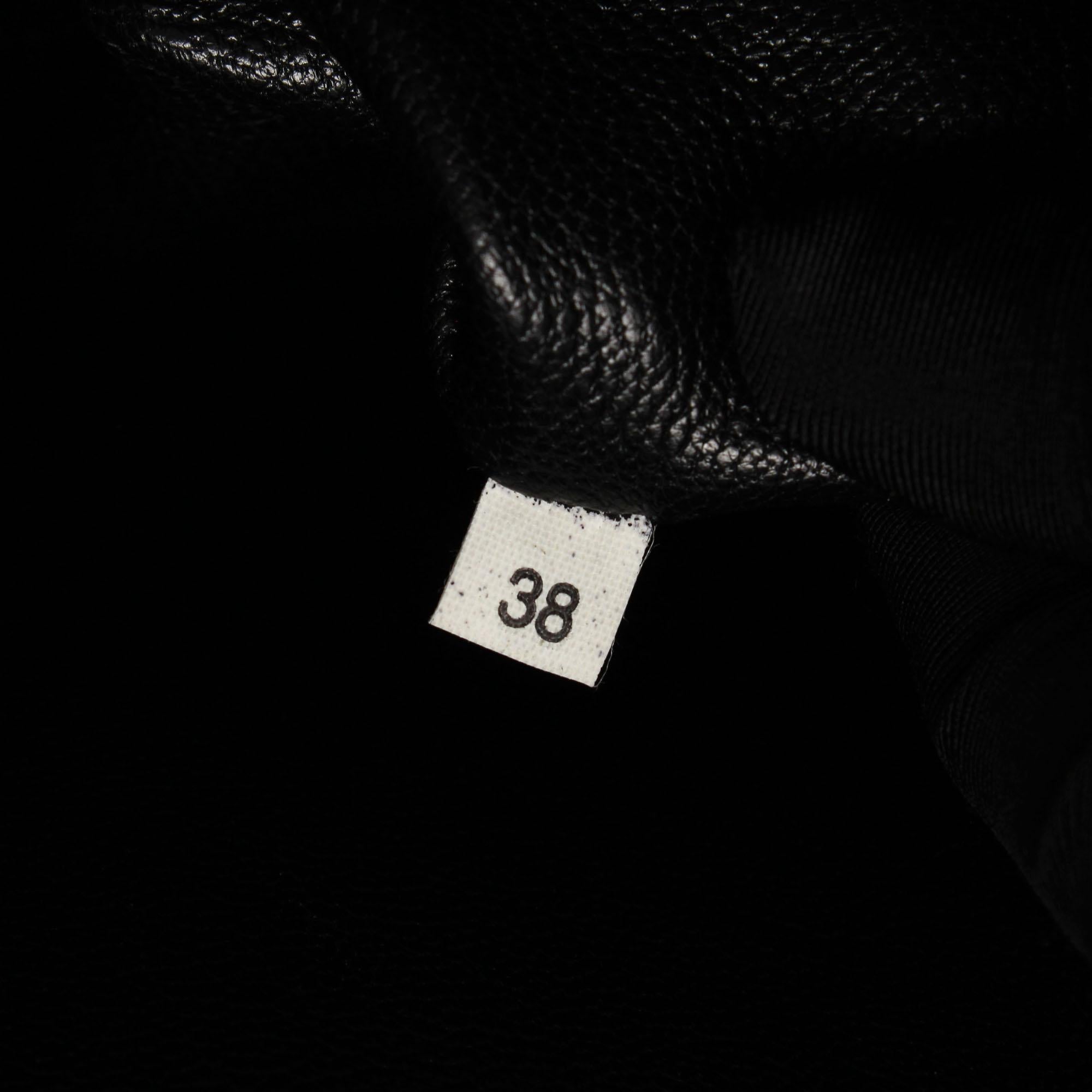 Prada Saffiano Messenger Bag (SHG-13066)