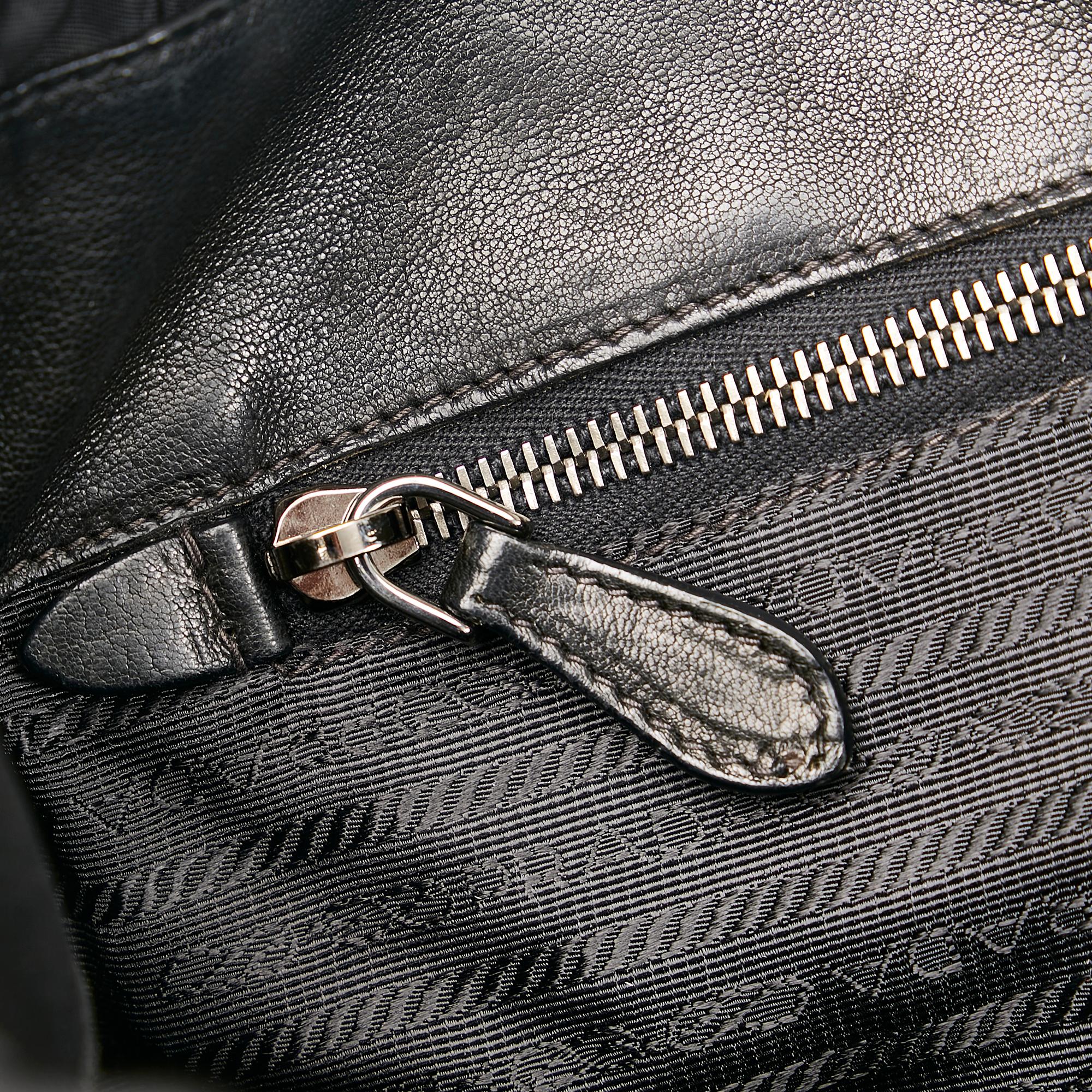 Prada Tessuto Gaufre Tote (SHG-GeEzlG)