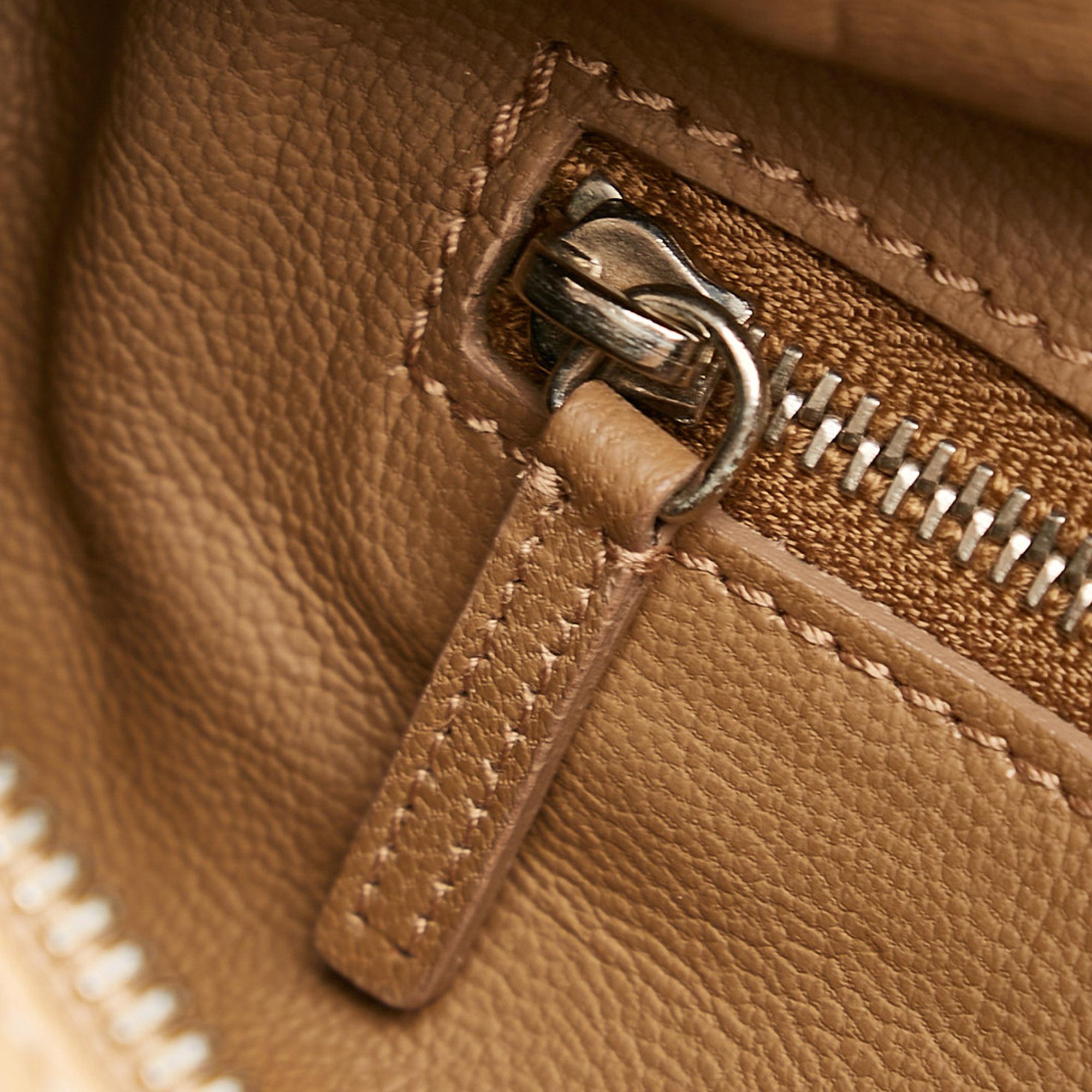 Prada Vitello Daino Shoulder Bag (SHG-g9uKnn)