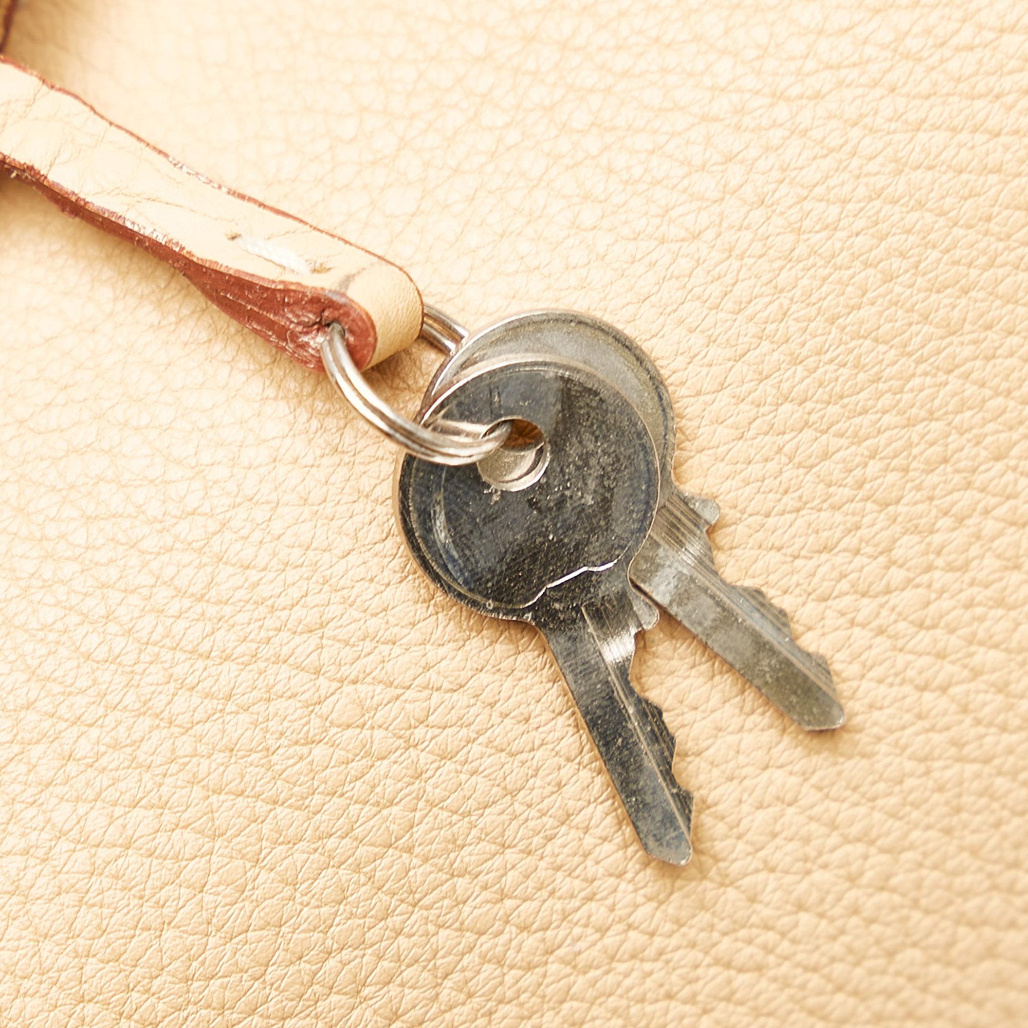 Prada Vitello Daino Shoulder Bag (SHG-g9uKnn)