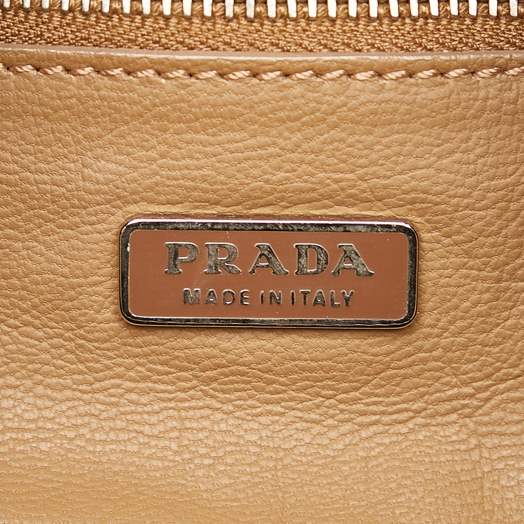 Prada Vitello Daino Shoulder Bag (SHG-g9uKnn)