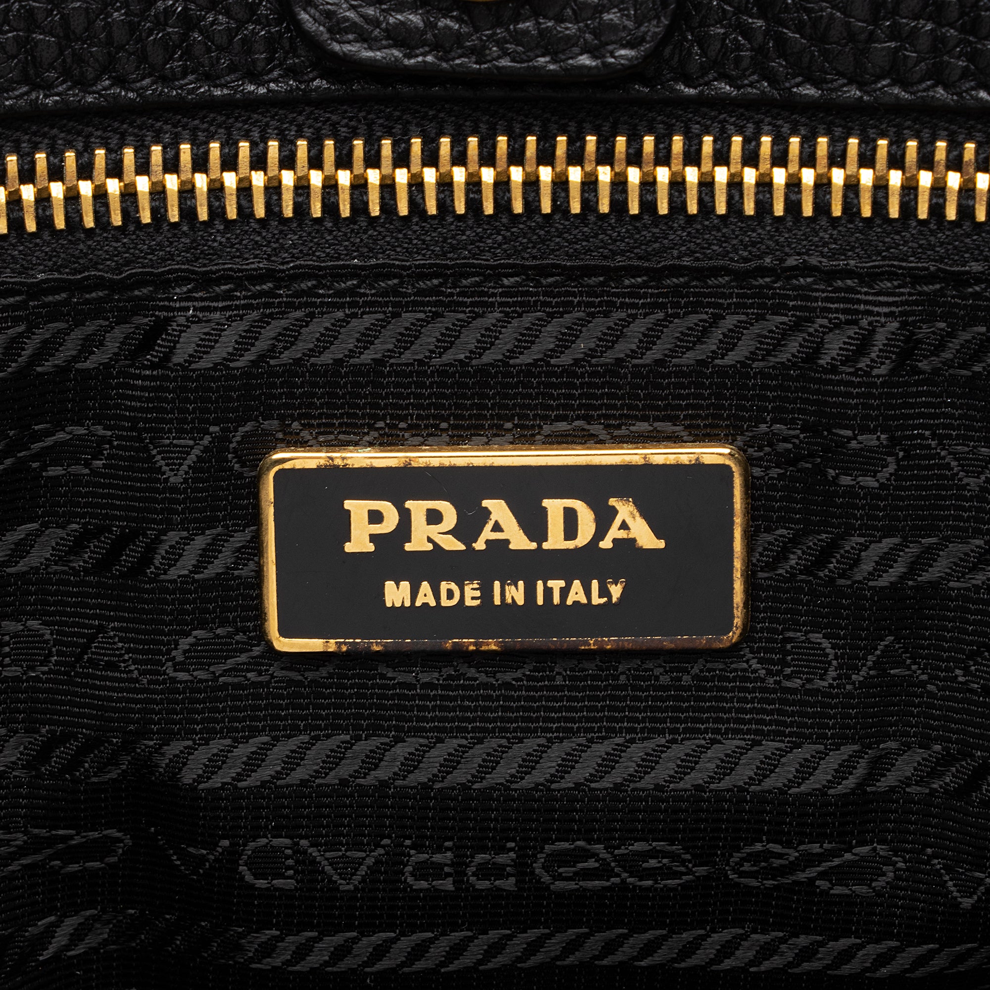 Prada Vitello Daino Side Pocket Flap Bag (SHF-aKkOkE)