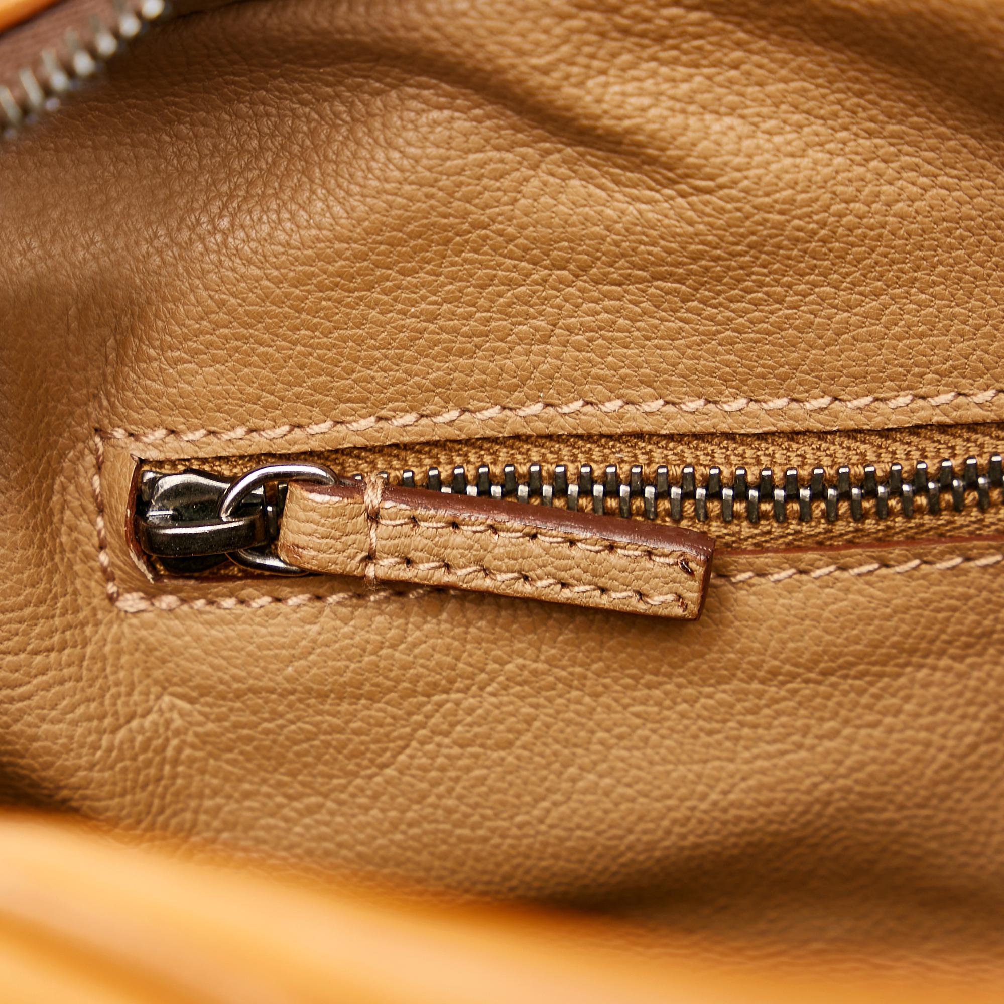 Prada Vitello England Handbag (SHG-nrsMPP)