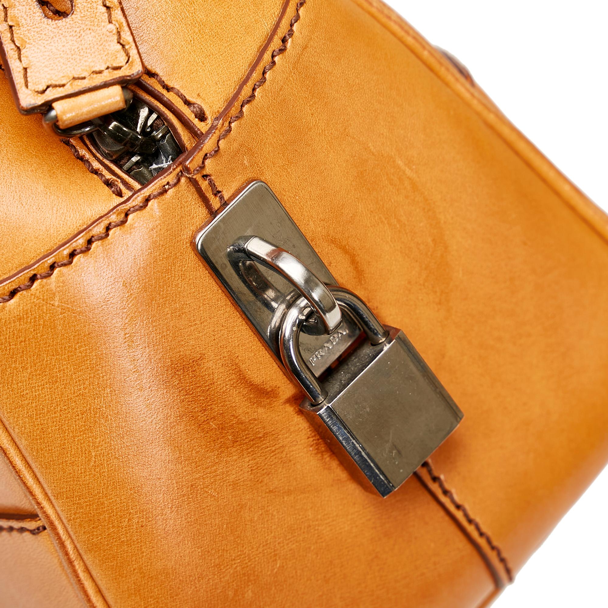 Prada Vitello England Handbag (SHG-nrsMPP)