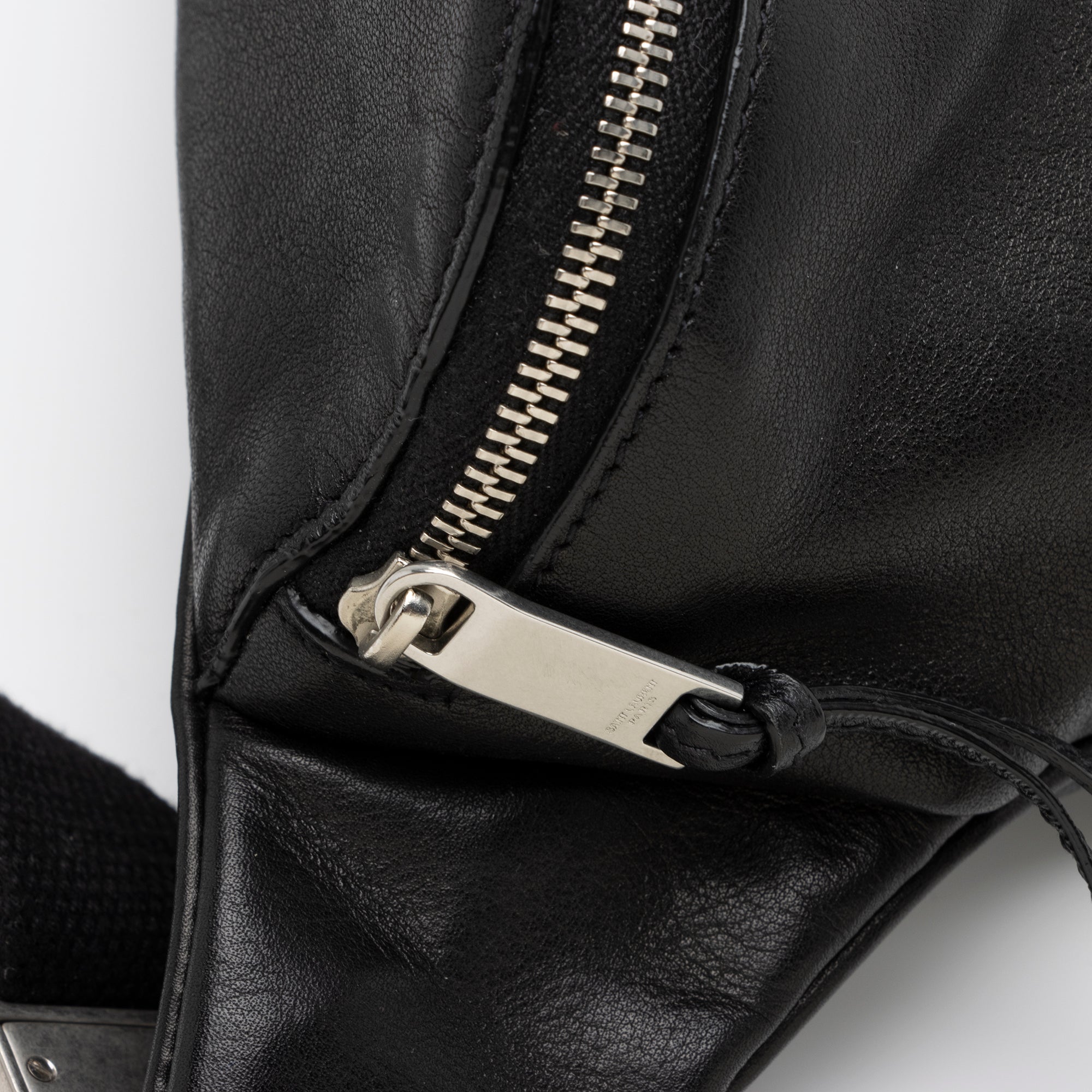 Saint Laurent Soft Calfskin Logo Classic Zipped Crossbody Belt Bag (SHF-518wkT)