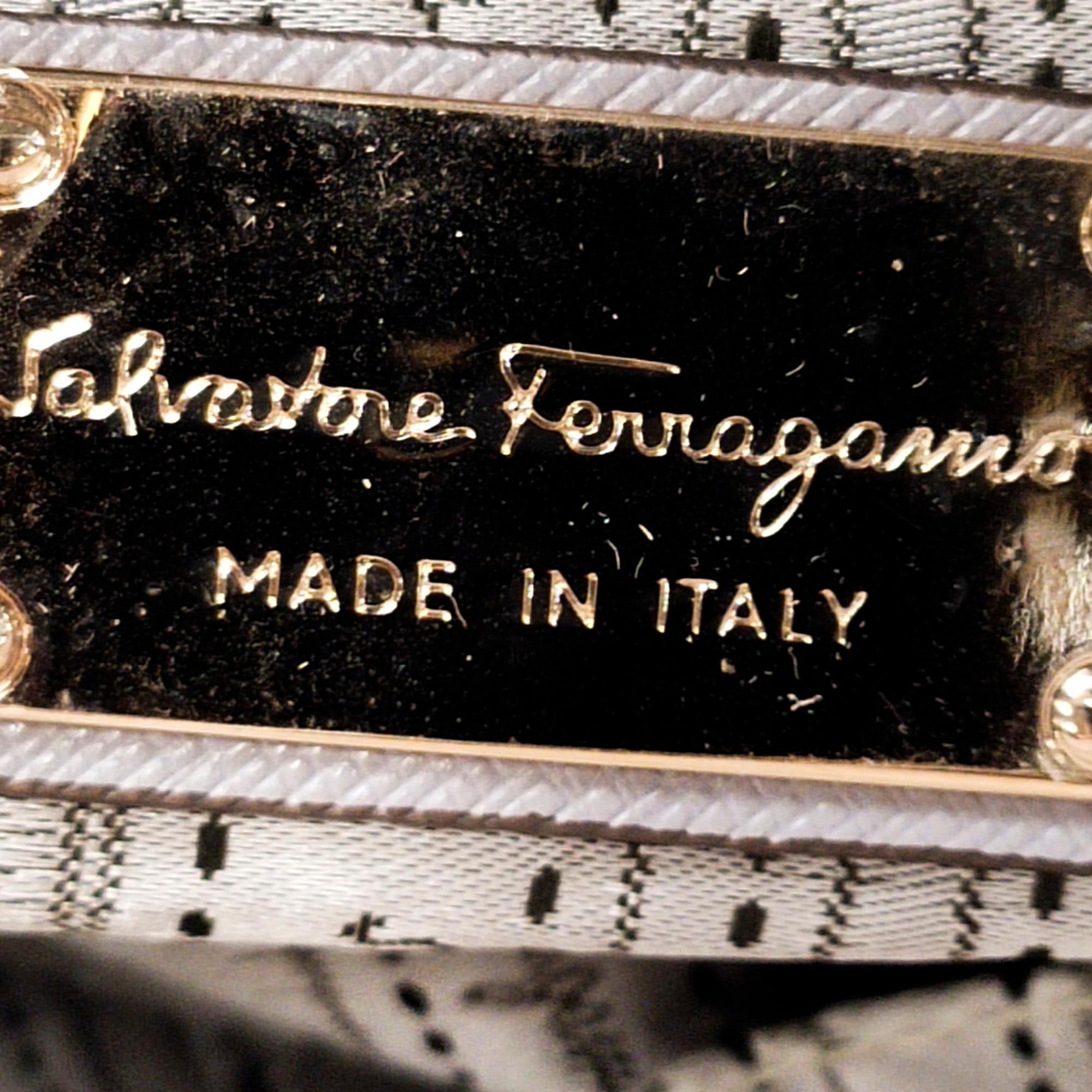 Salvatore Ferragamo Gancini Handbag (SHG-bD4CJL)