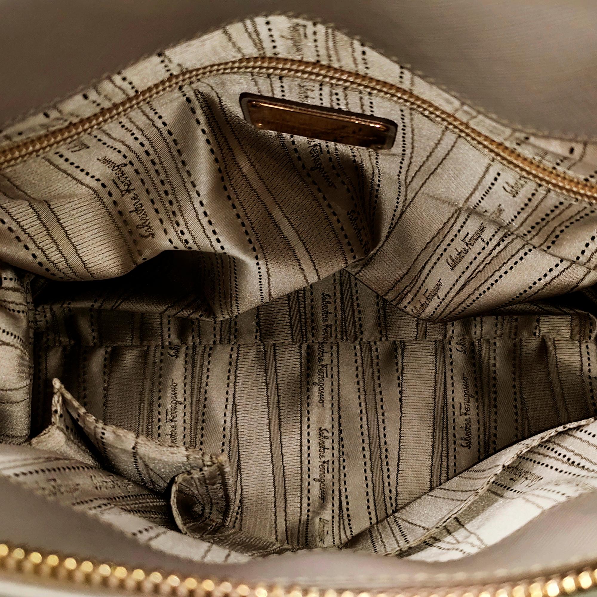 Salvatore Ferragamo Gancini Handbag (SHG-bD4CJL)