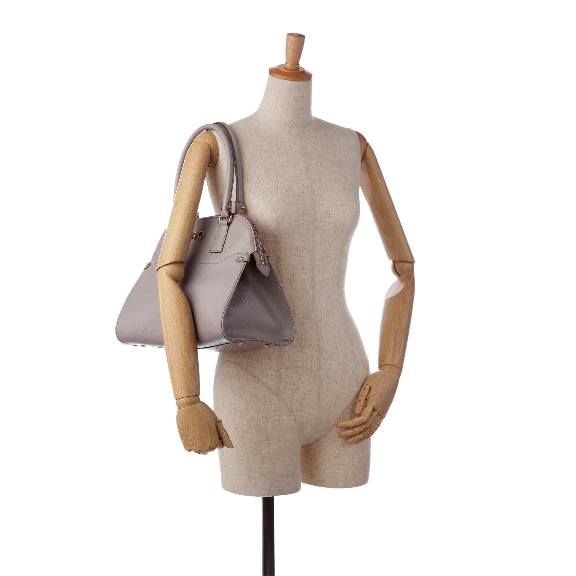 Salvatore Ferragamo Gancini Handbag (SHG-bD4CJL)