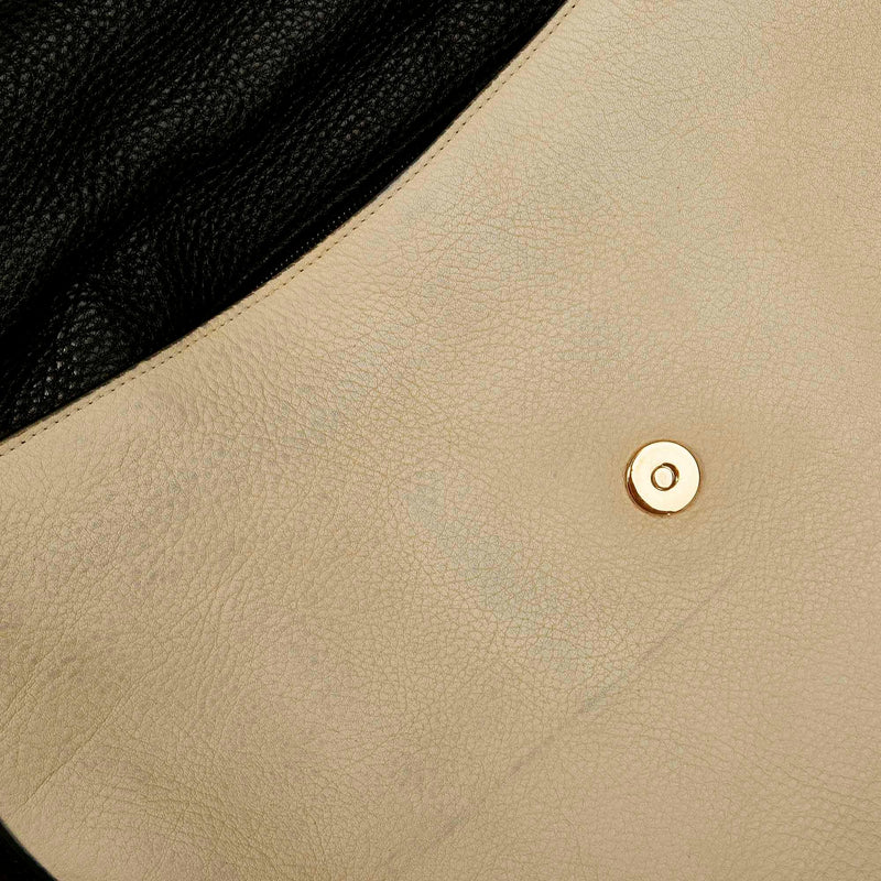 Salvatore Ferragamo Gancini Leather Shoulder Bag (SHG-31542)