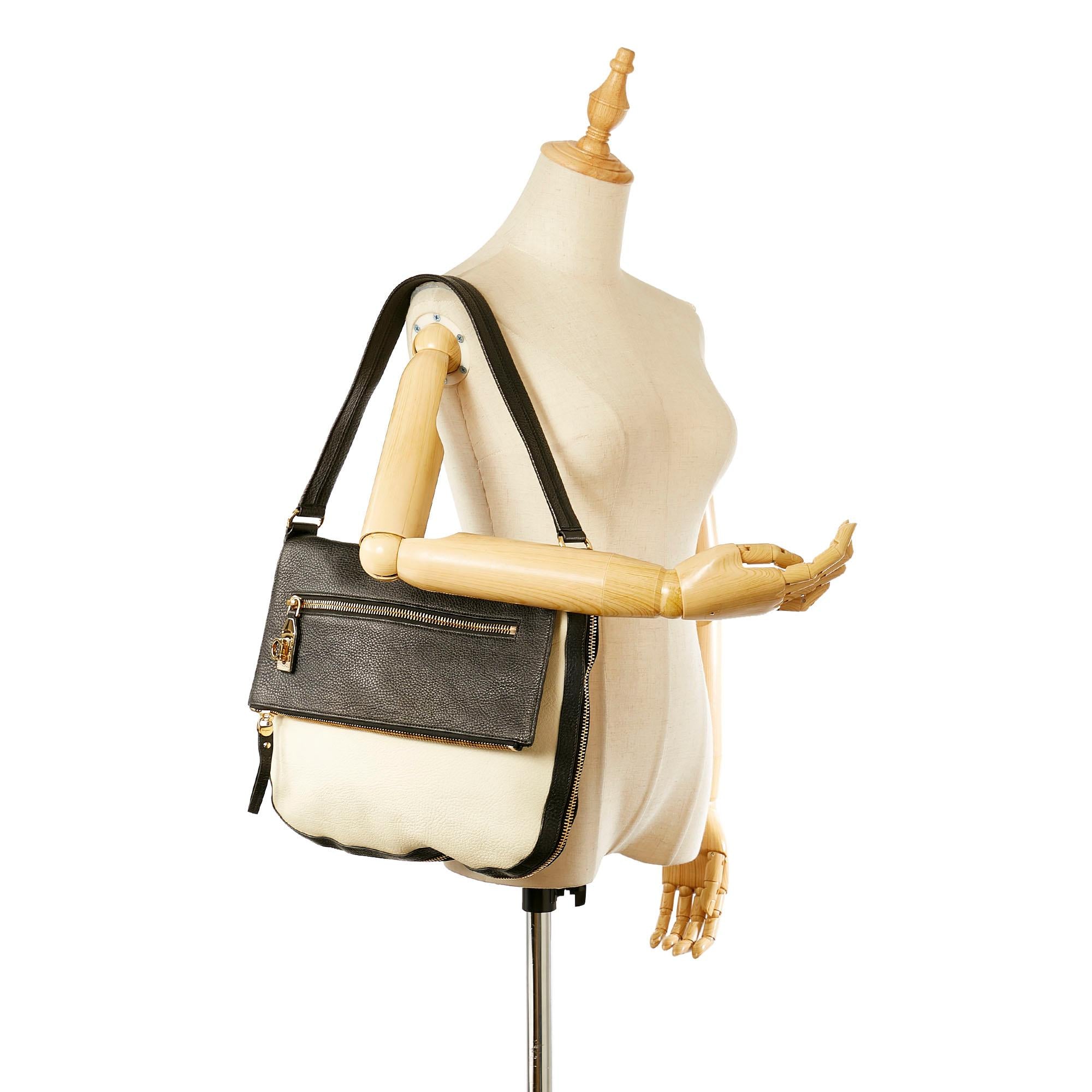 Salvatore Ferragamo Gancini Leather Shoulder Bag (SHG-31542)